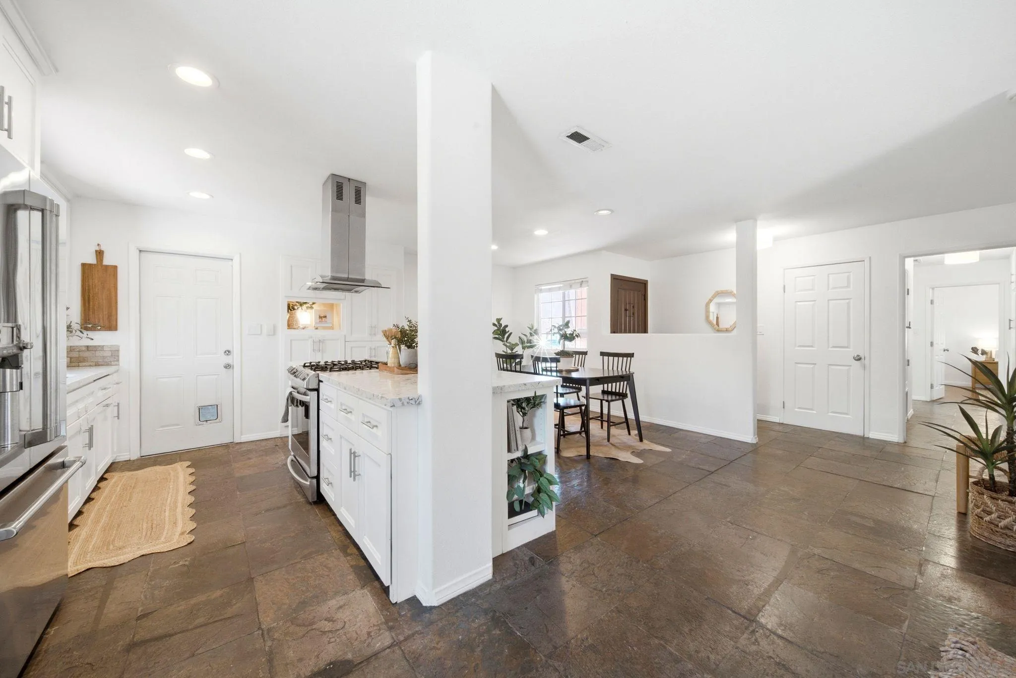 https://cdn.realtyfeed.com/cdn/127/260015807/e856f42f7605a78aaa5b62d31c86e810.webp