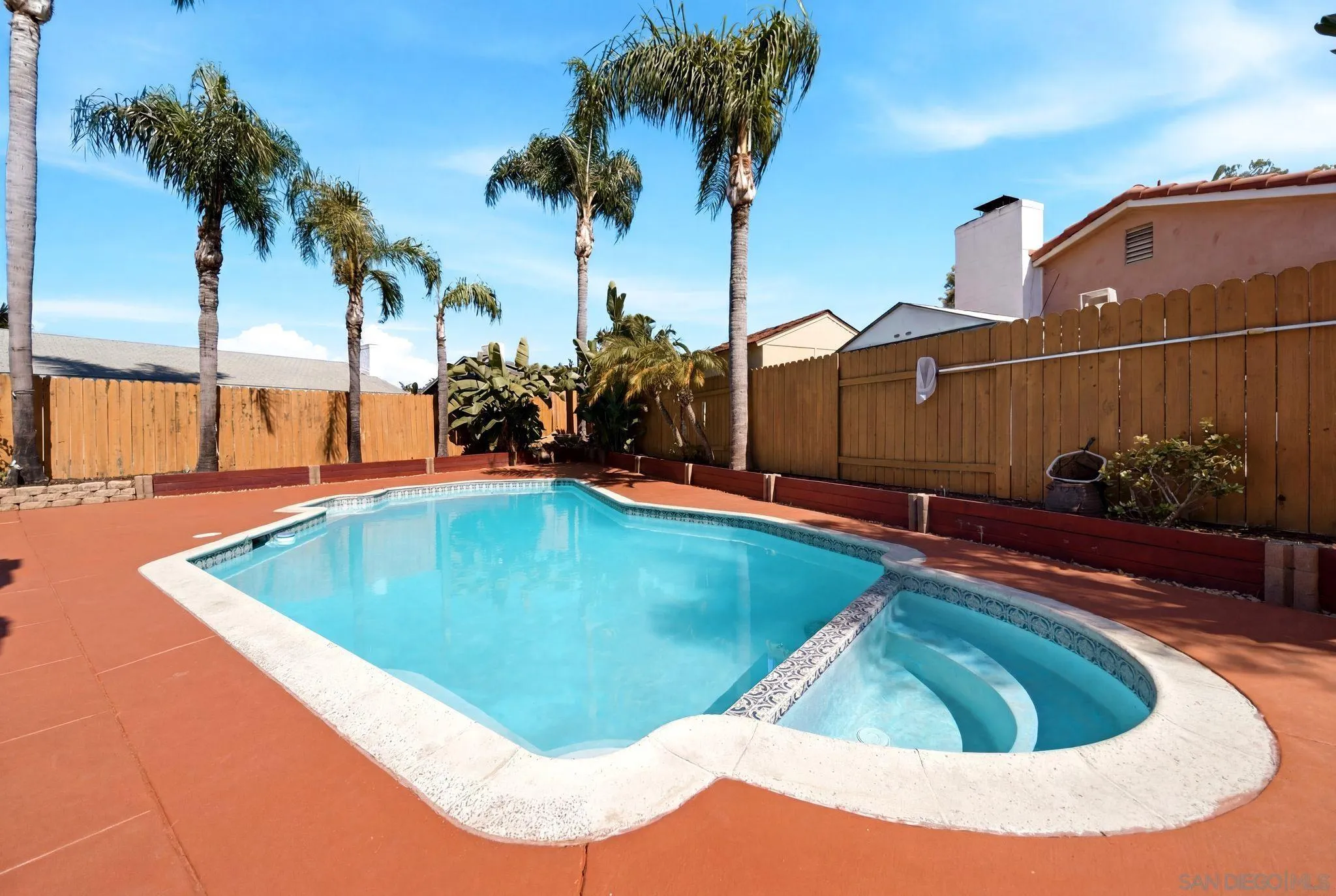 https://cdn.realtyfeed.com/cdn/127/260015807/fe572ff66bf8f1e089d58c1620d08810.webp
