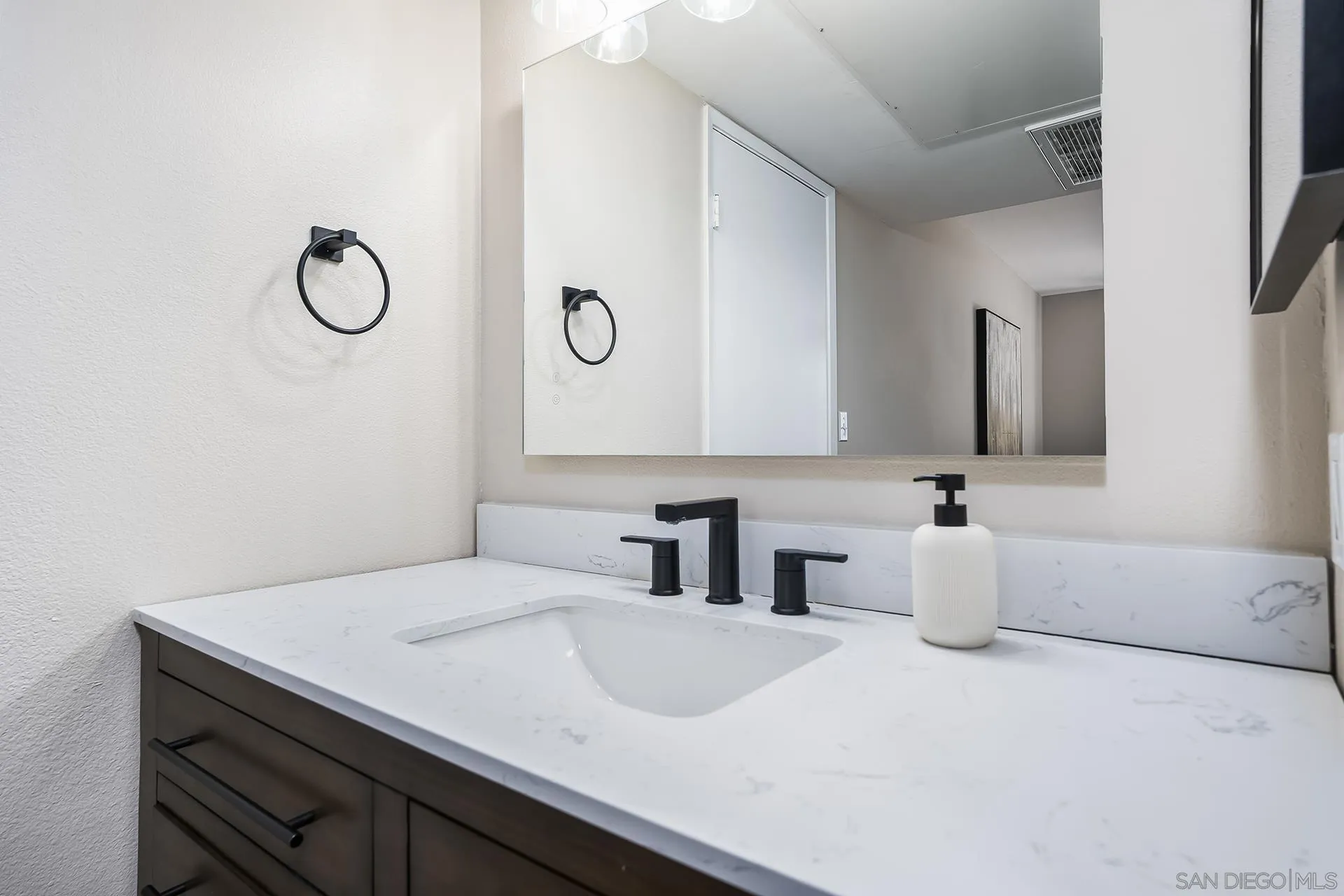 Photo #17: 260015812 Listing: Photo #17