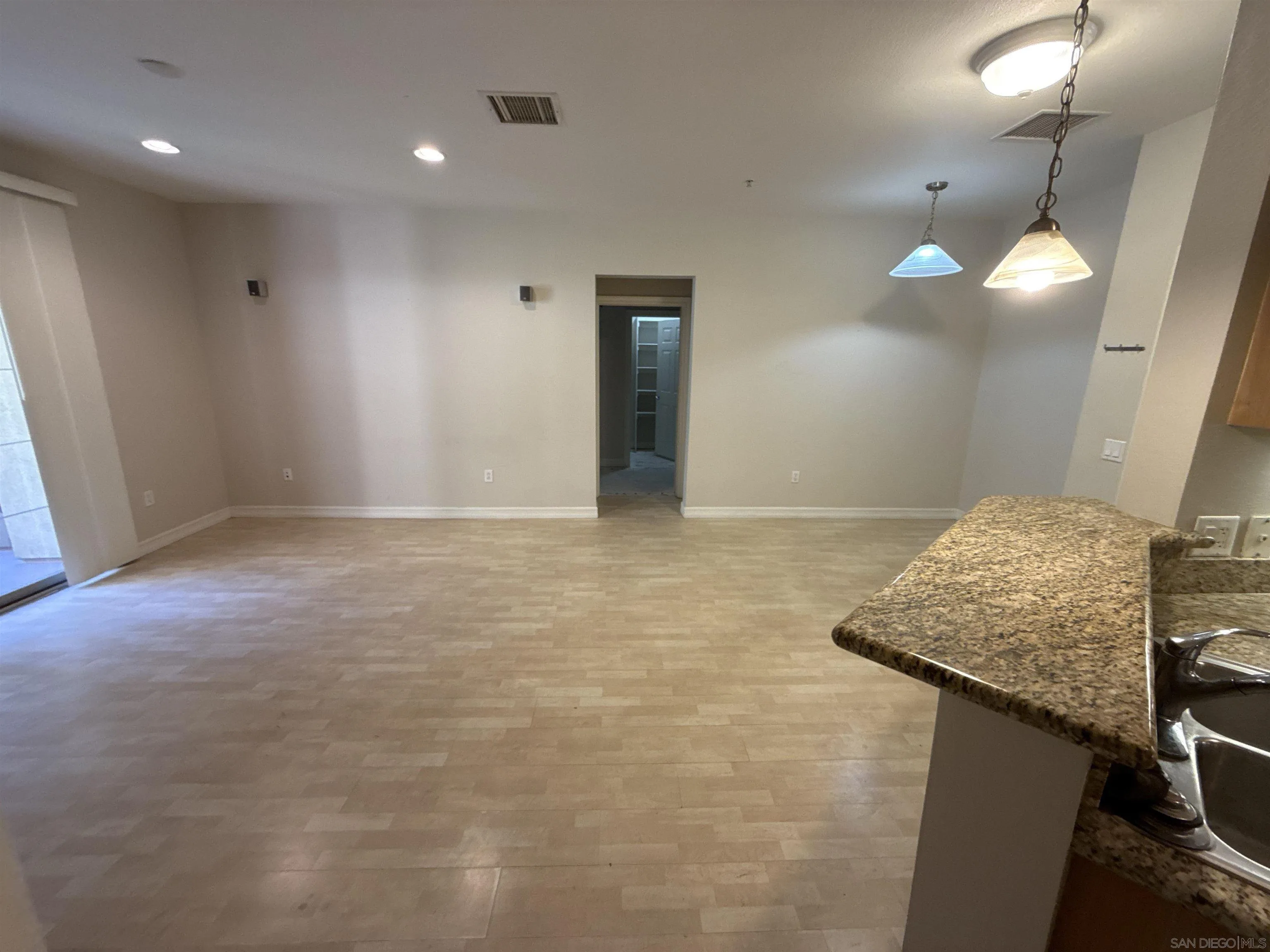 https://cdn.realtyfeed.com/cdn/127/260015813/85efc5749627bacab5e59713d824ae17.webp