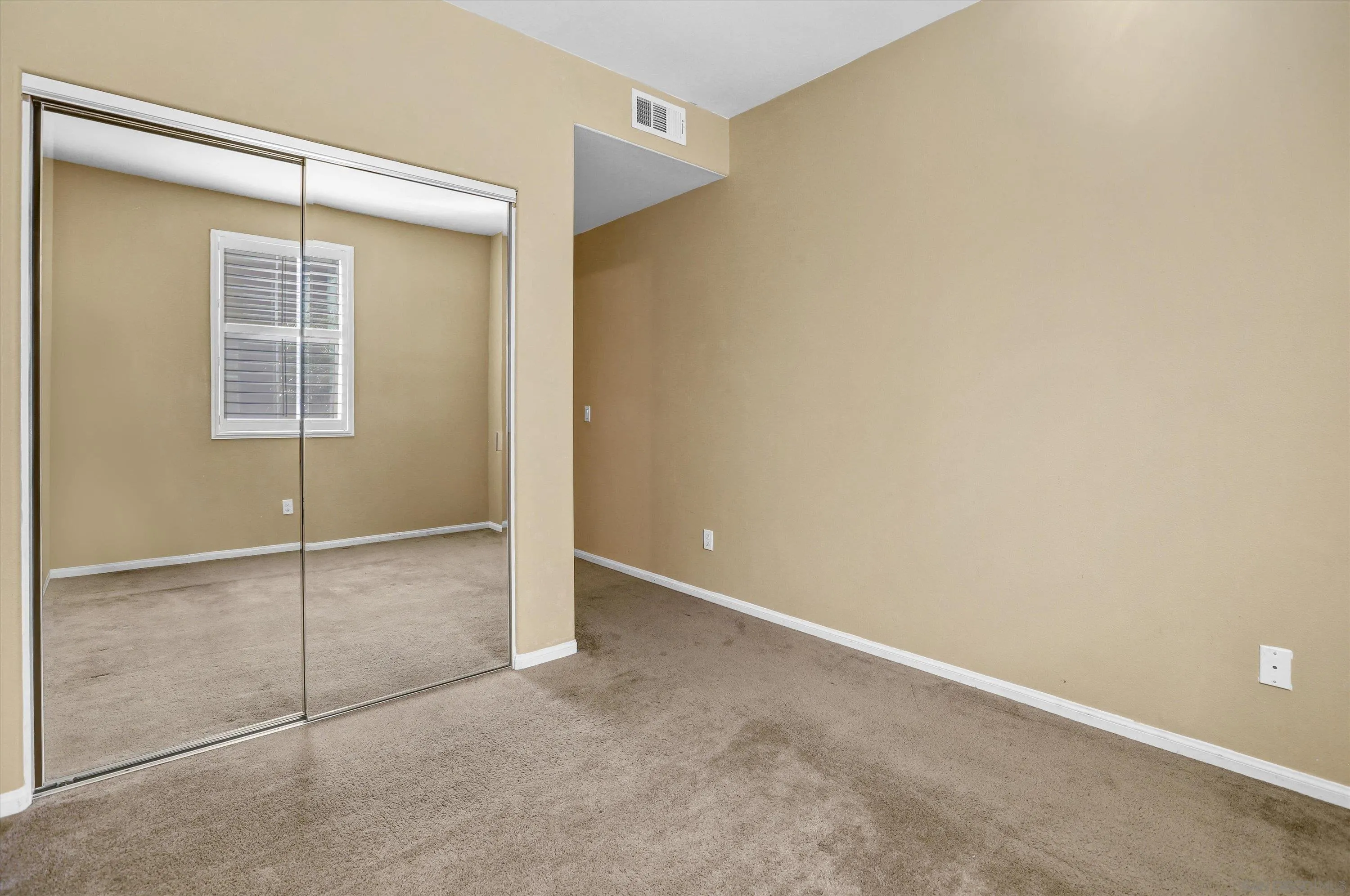 https://cdn.realtyfeed.com/cdn/127/260015829/6eb3908f05d9fc5b0adcb43632b9dfa1.webp