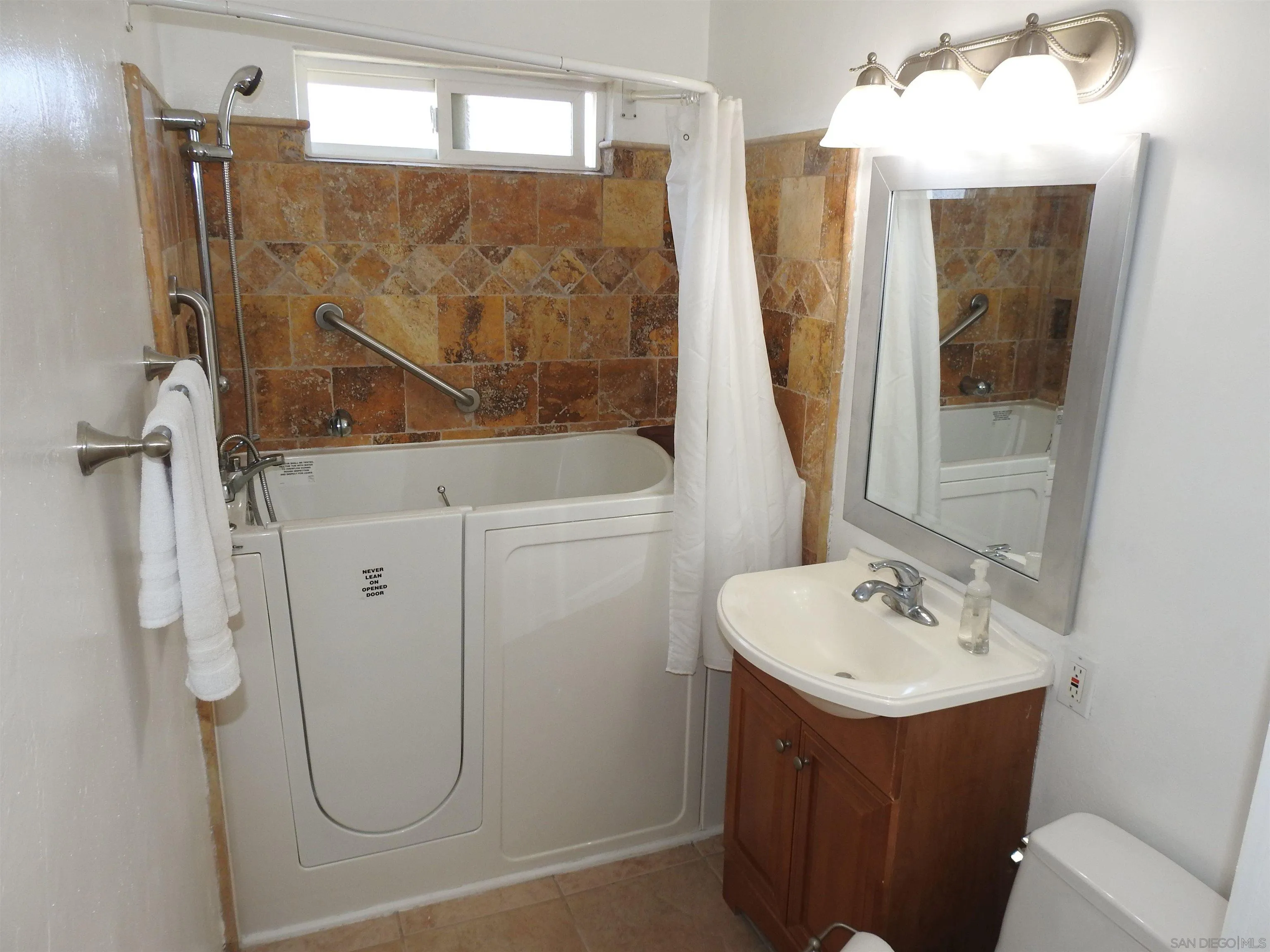 https://cdn.realtyfeed.com/cdn/127/260015830/4b032459b691bf358568d79752673a94.webp
