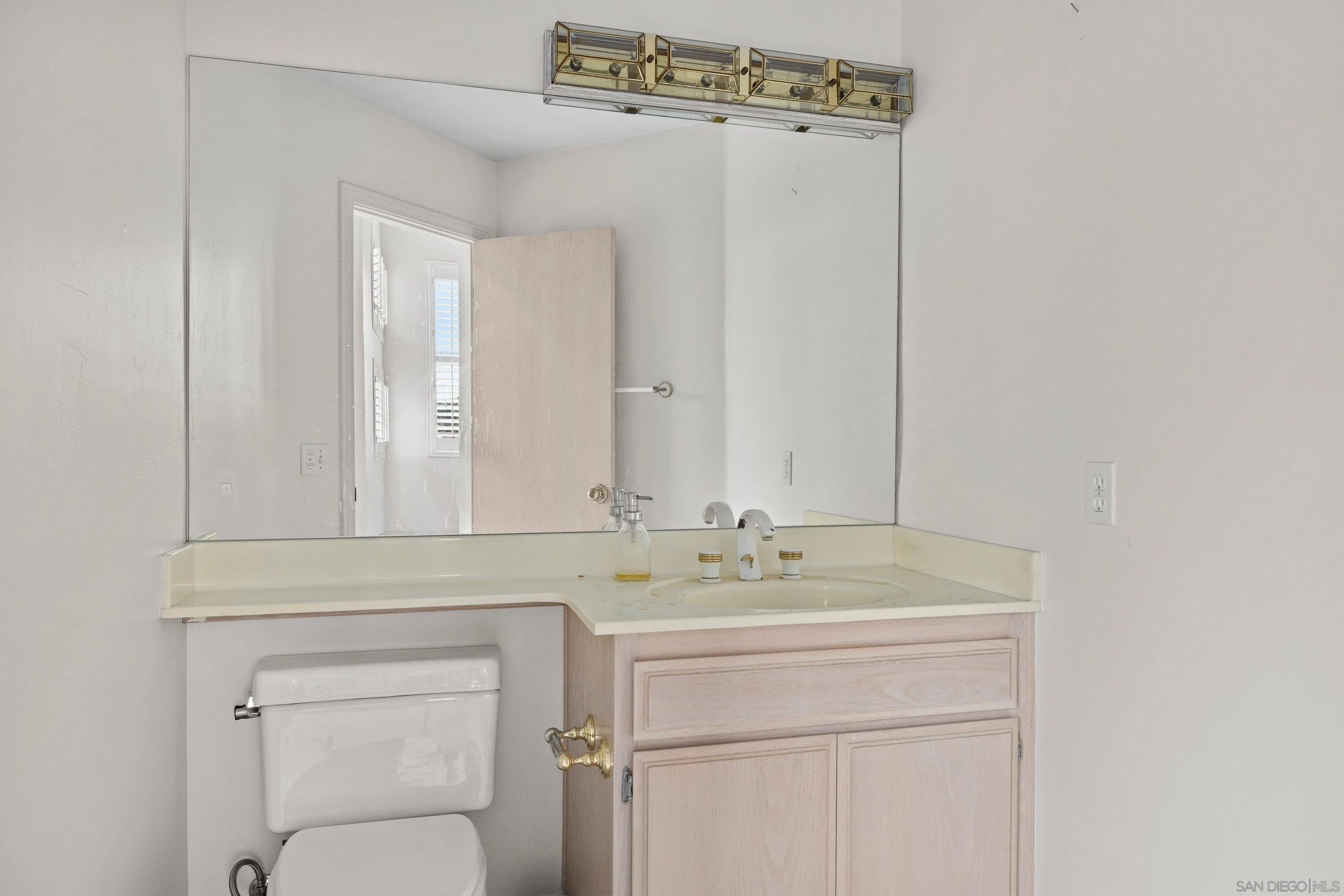 https://cdn.realtyfeed.com/cdn/127/260015832/297cdff6b65c5ed1f7a310619fc4fa7b.webp