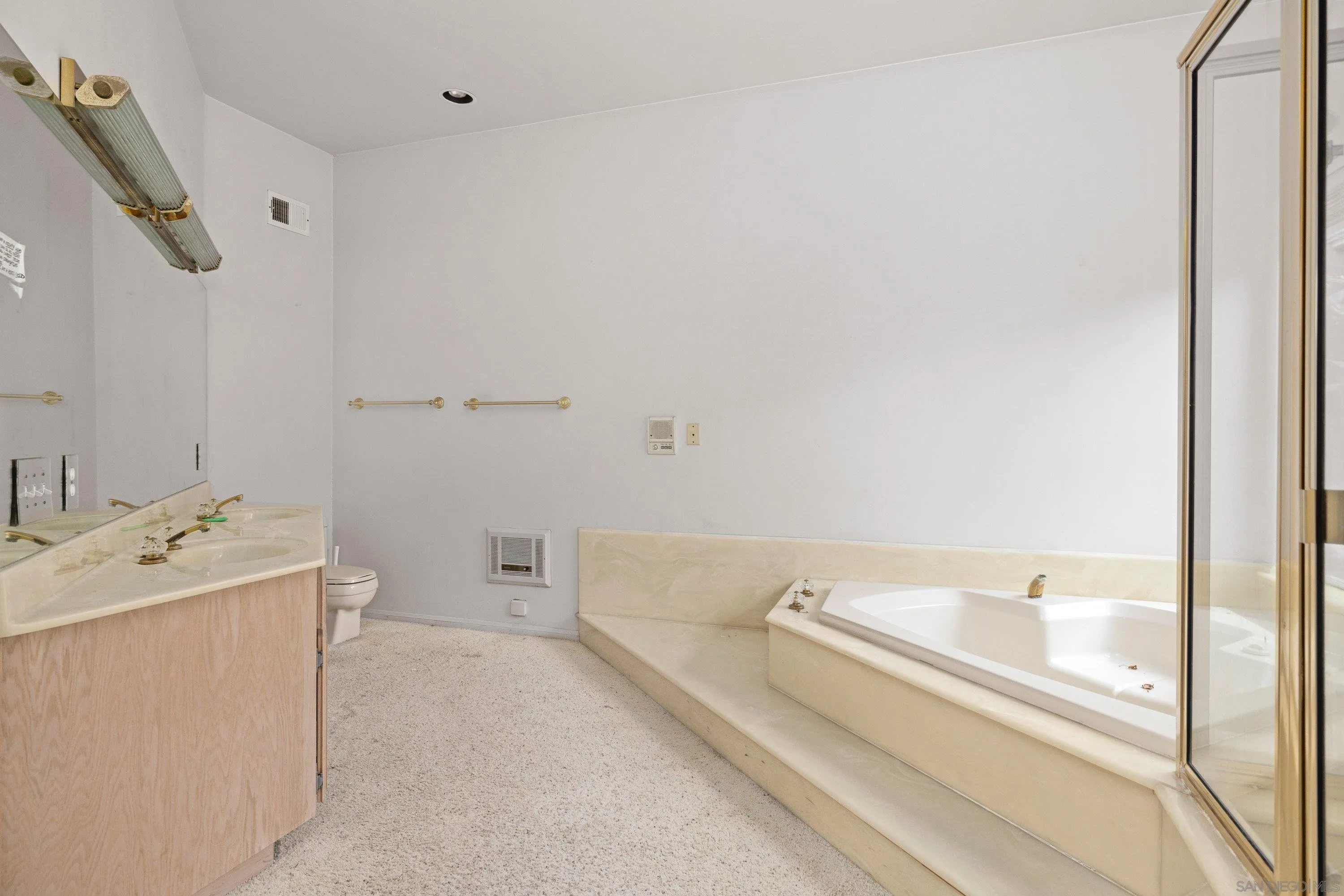 https://cdn.realtyfeed.com/cdn/127/260015832/f6bc353ed4b5a9a223e526470764601d.webp