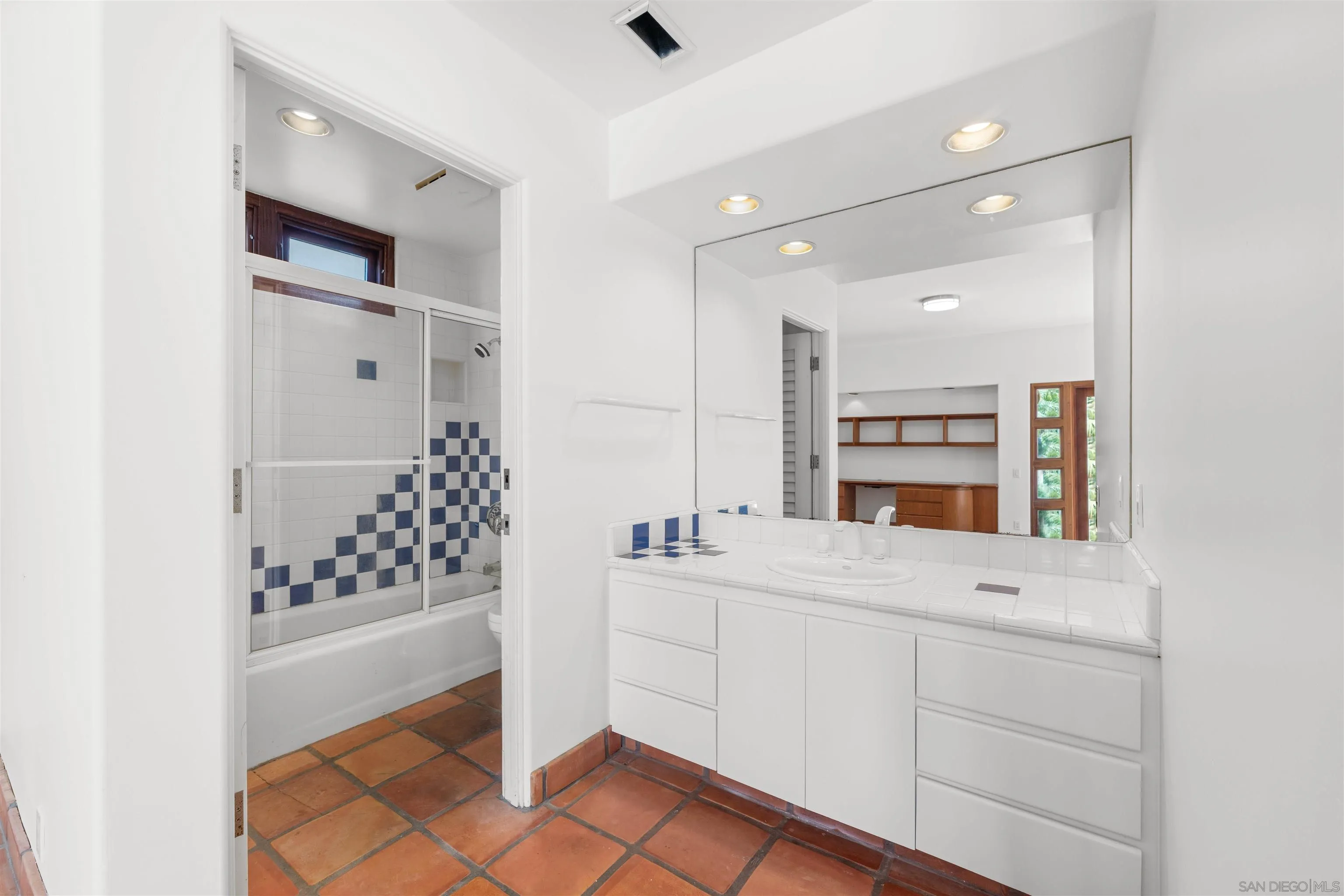 https://cdn.realtyfeed.com/cdn/127/260015844/559bbd23f6887f586bd1391978cf3550.webp