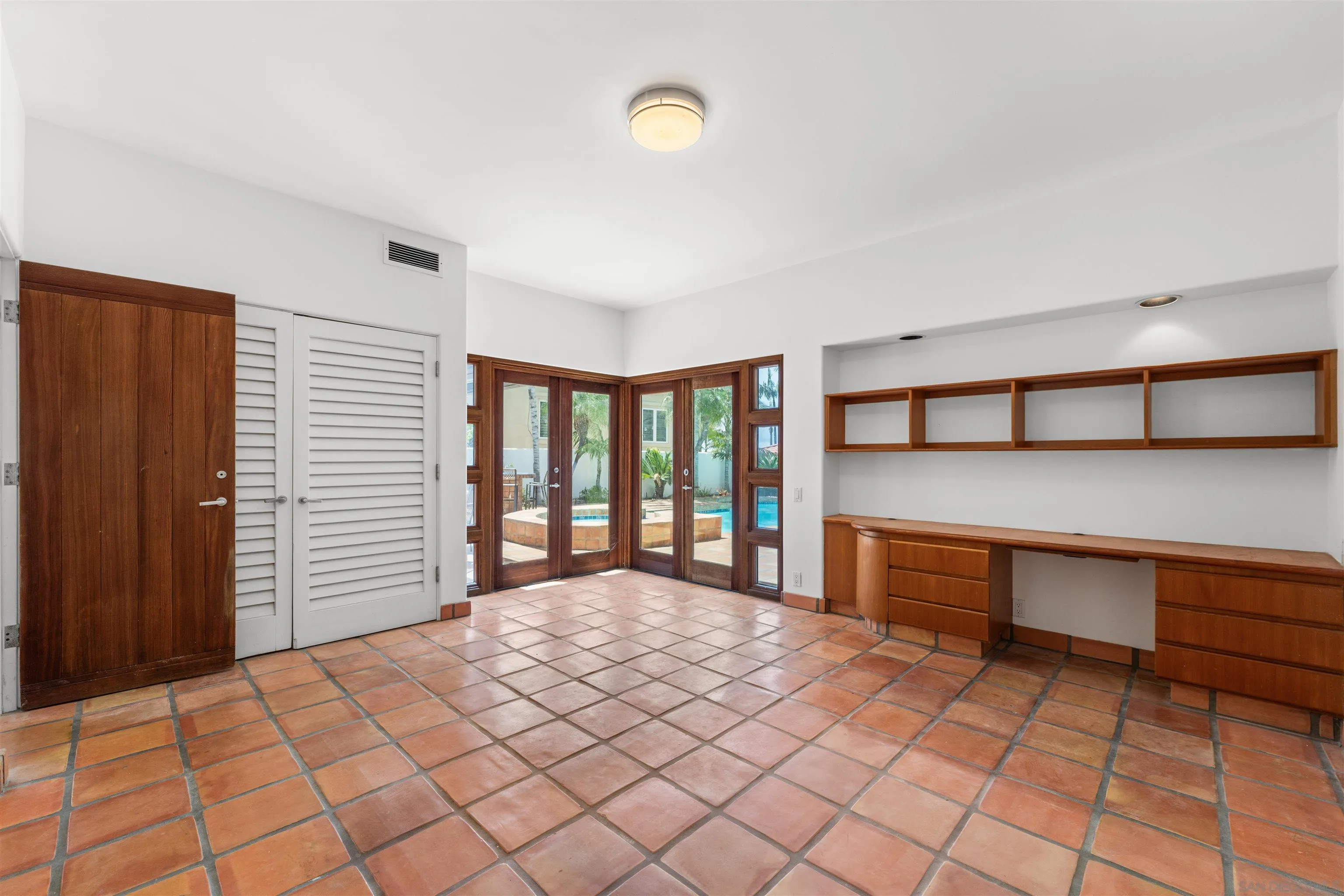 https://cdn.realtyfeed.com/cdn/127/260015844/cf36f8368b3f985a16d91c40432e434d.webp