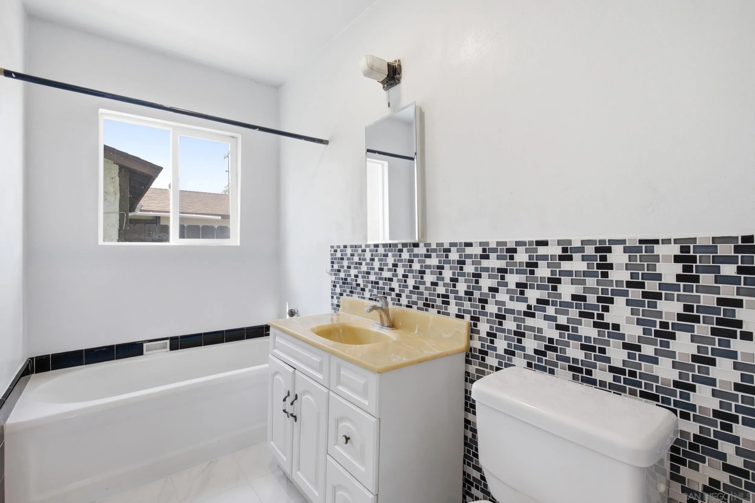 https://cdn.realtyfeed.com/cdn/127/260015845/847d23d5358fa9a8b664e586449a8694.webp