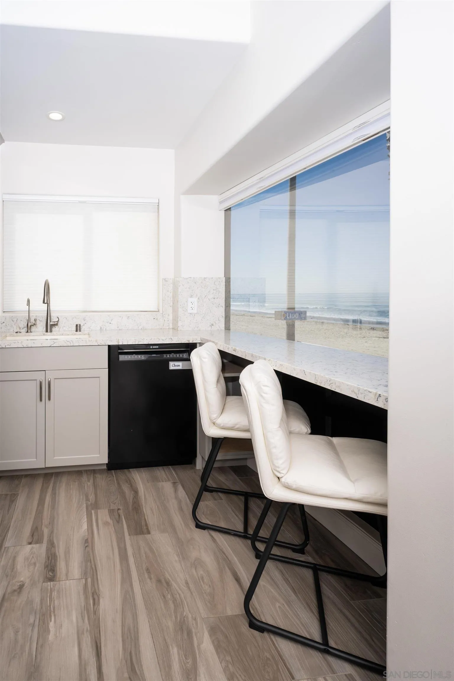 https://cdn.realtyfeed.com/cdn/127/260015846/61c43f154b616811a75142364df1aeb0.webp