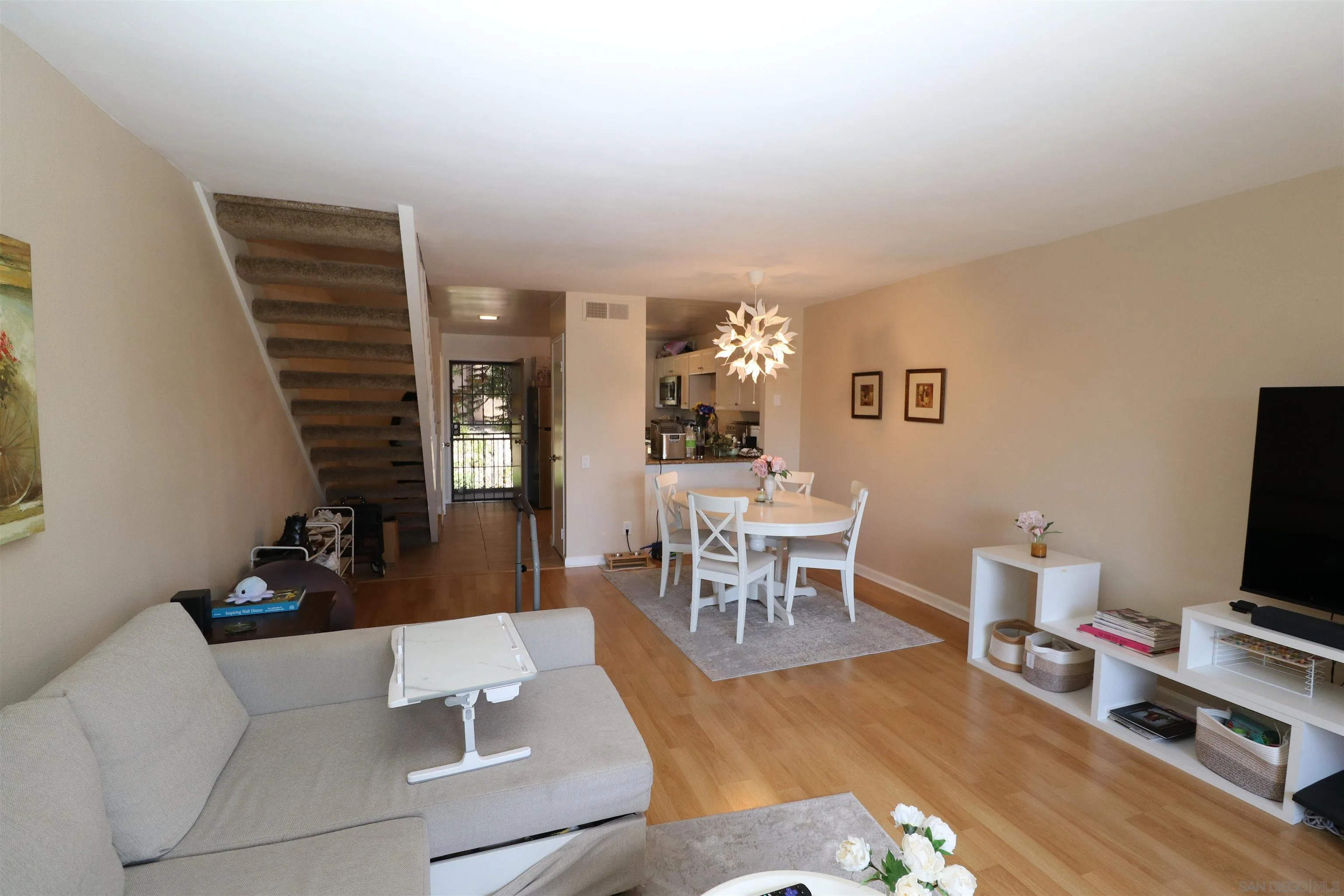https://cdn.realtyfeed.com/cdn/127/260015857/d48553ce11f643f278f8da6b47ee3360.webp