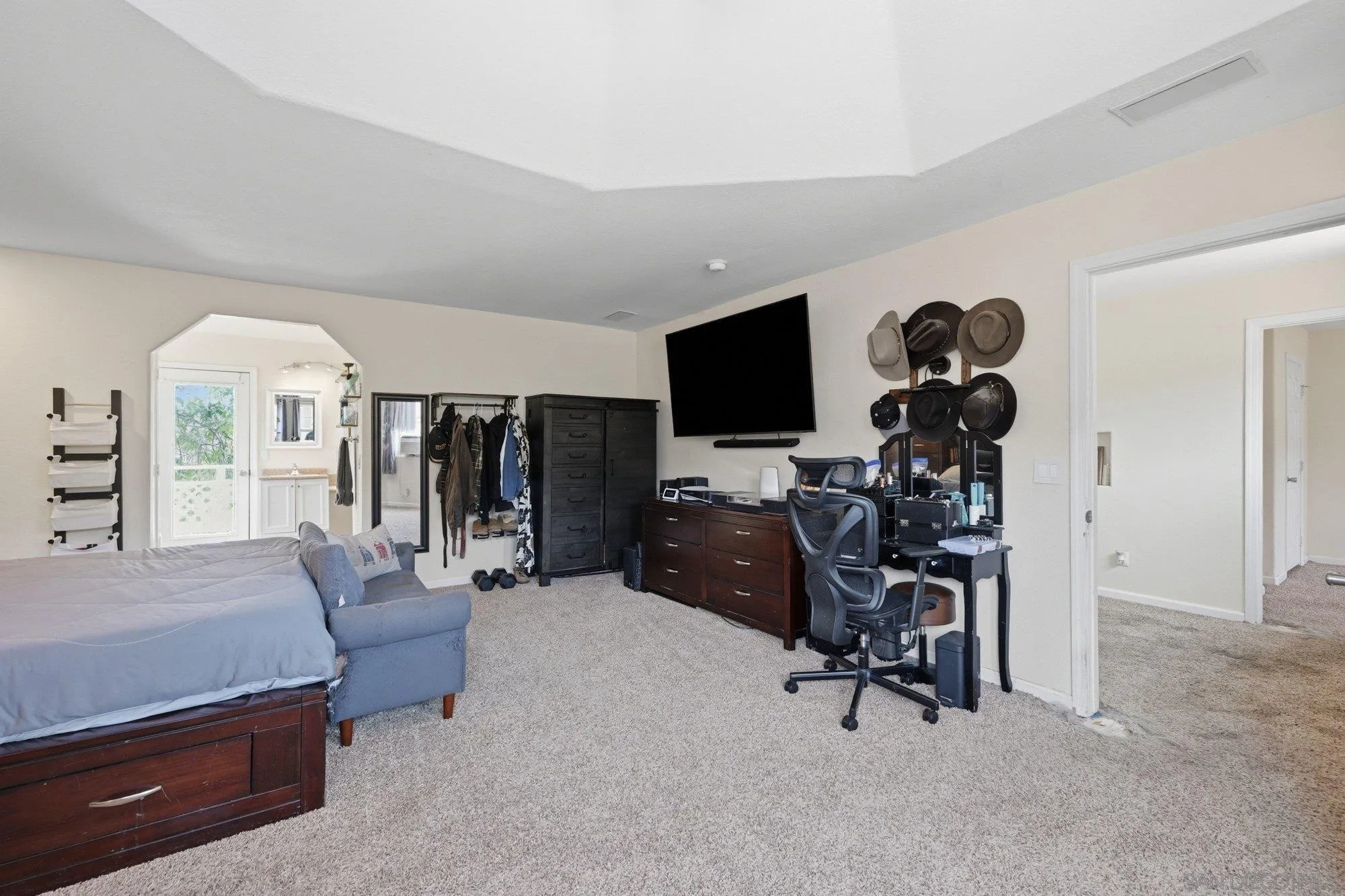 https://cdn.realtyfeed.com/cdn/127/260015867/29223359576d84c2d7ab2866e181940f.webp