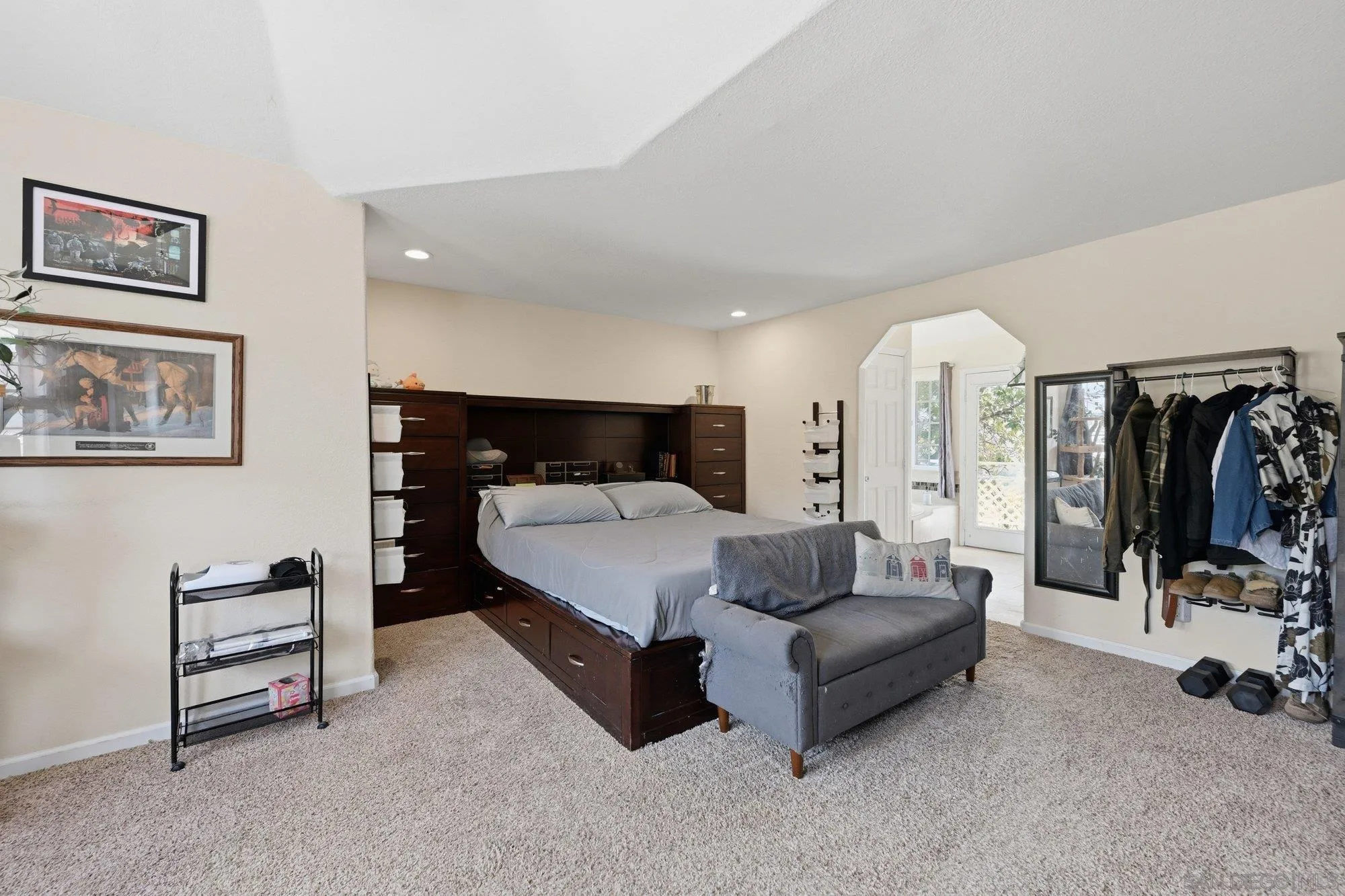 https://cdn.realtyfeed.com/cdn/127/260015867/377d11f088d80f3accb6b6fb43a755ba.webp