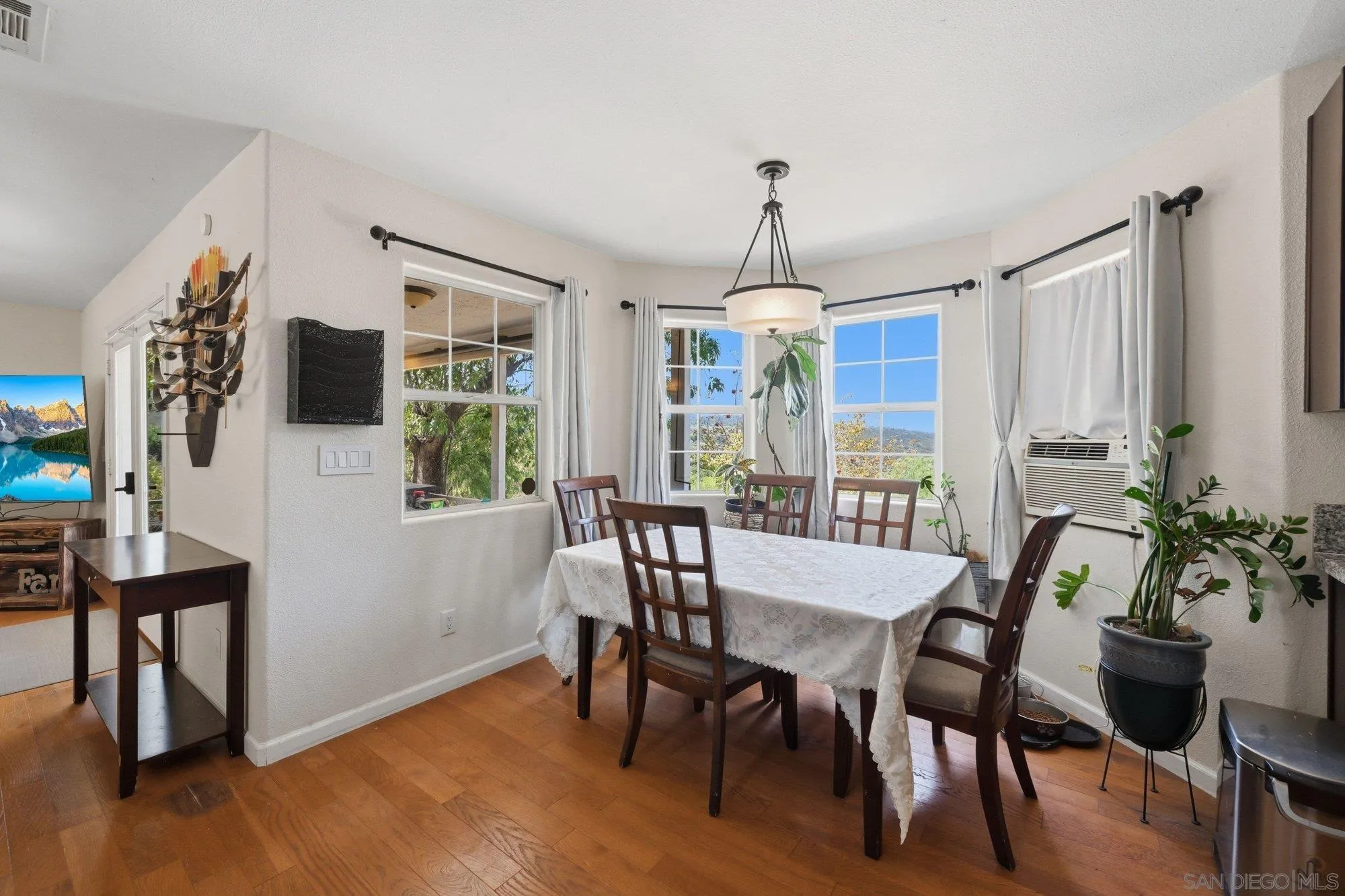 https://cdn.realtyfeed.com/cdn/127/260015867/b962994278f9418405f4585d96d1c694.webp