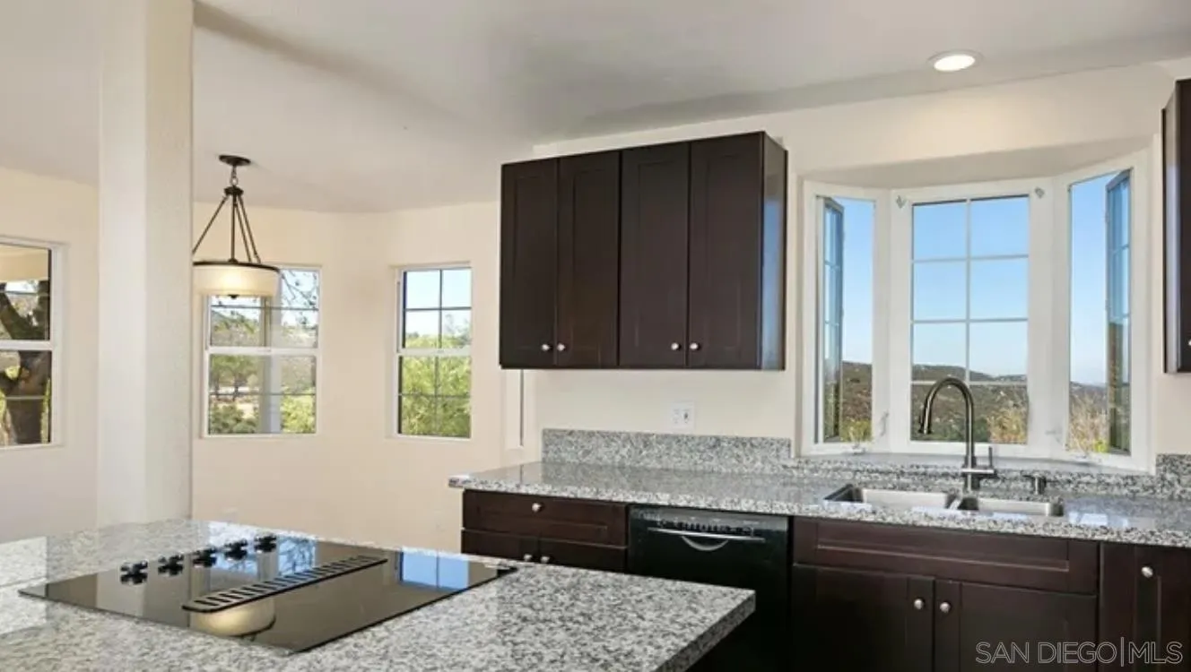 https://cdn.realtyfeed.com/cdn/127/260015867/fce21ec551e29c7265d6d3c156af959c.webp