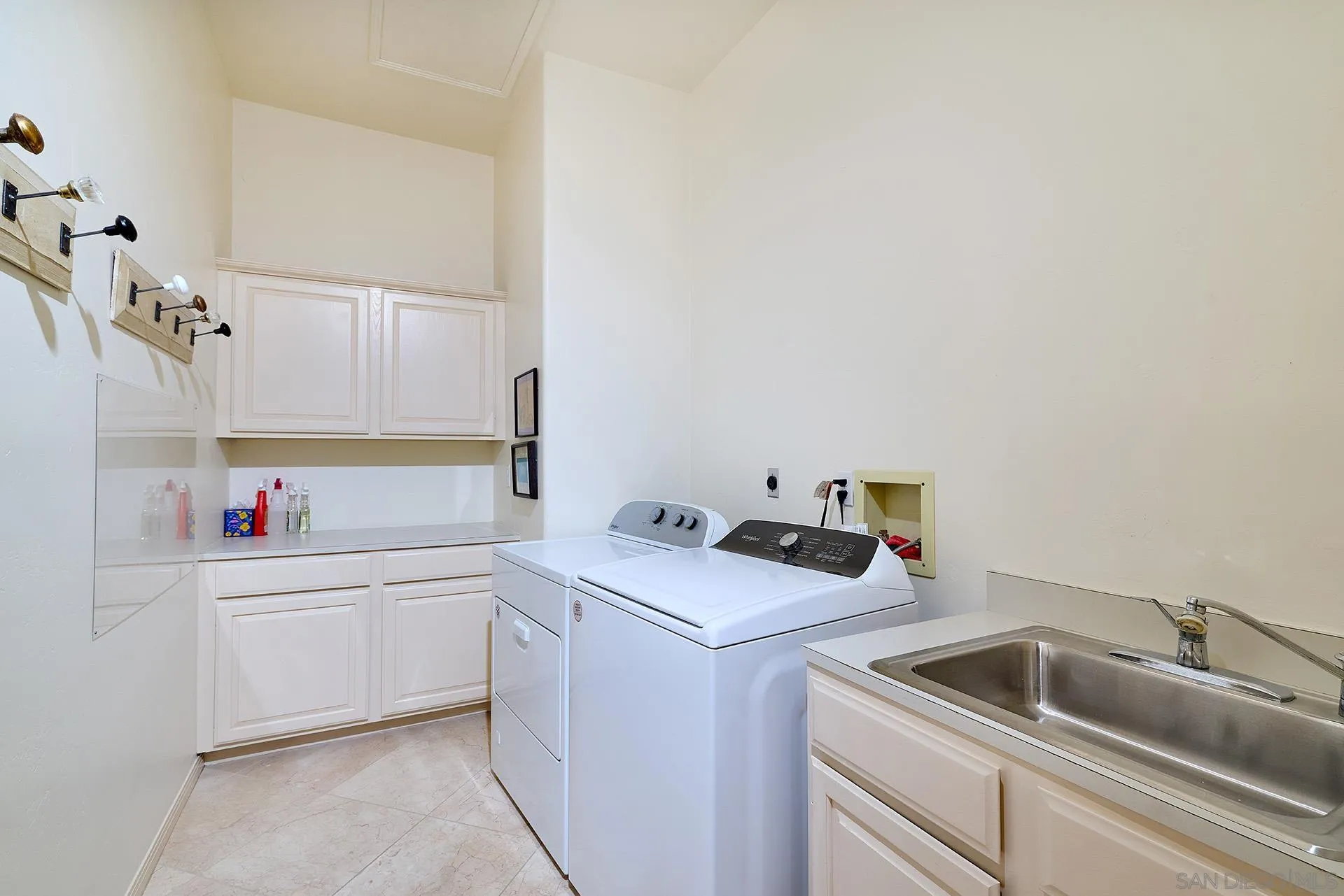 https://cdn.realtyfeed.com/cdn/127/260015874/7ad43c9456ec9570175cb5949aa43cf9.webp