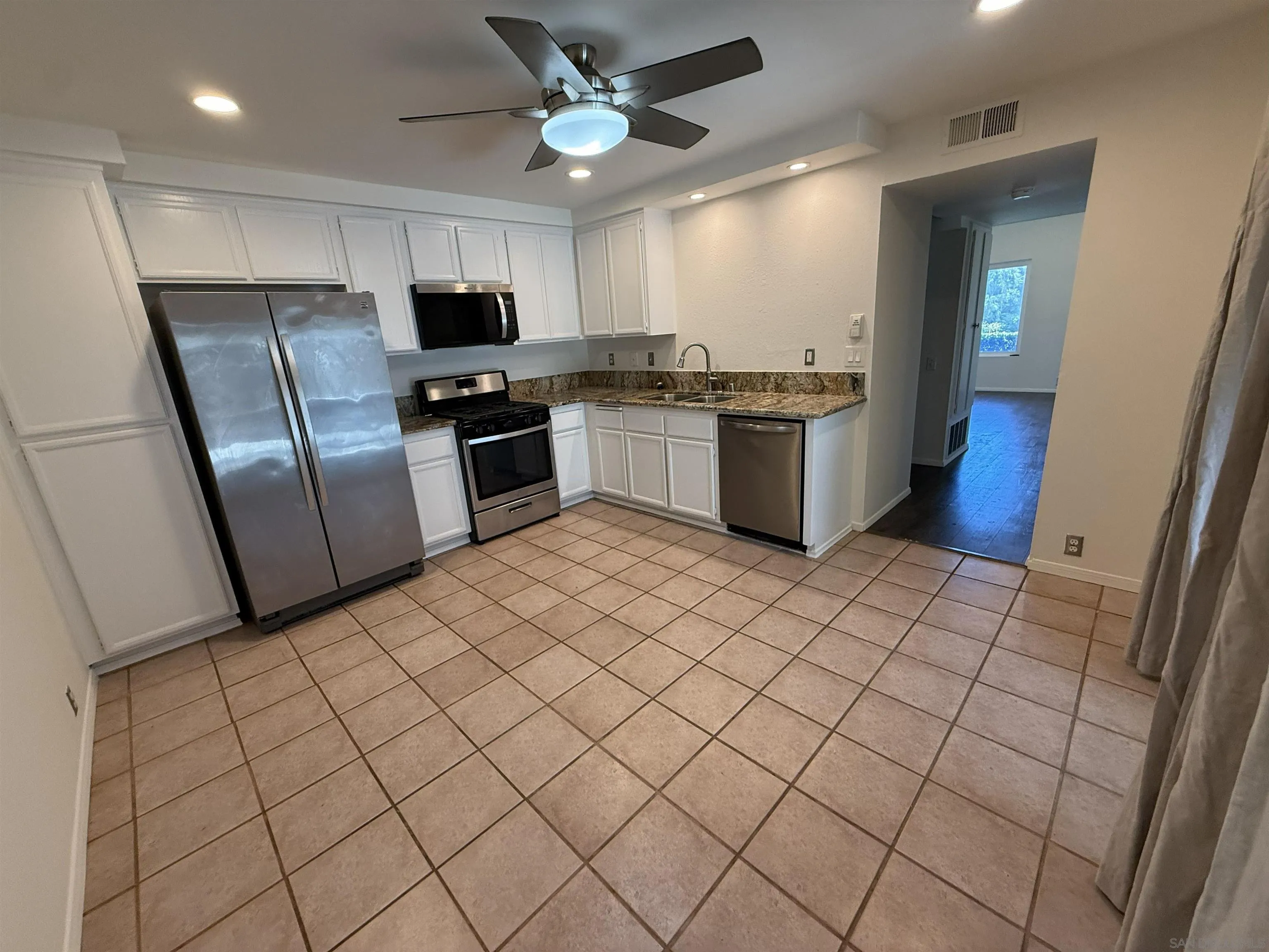 https://cdn.realtyfeed.com/cdn/127/260015893/1b2fa3cc64afdf685aed37cb803dc4d2.webp