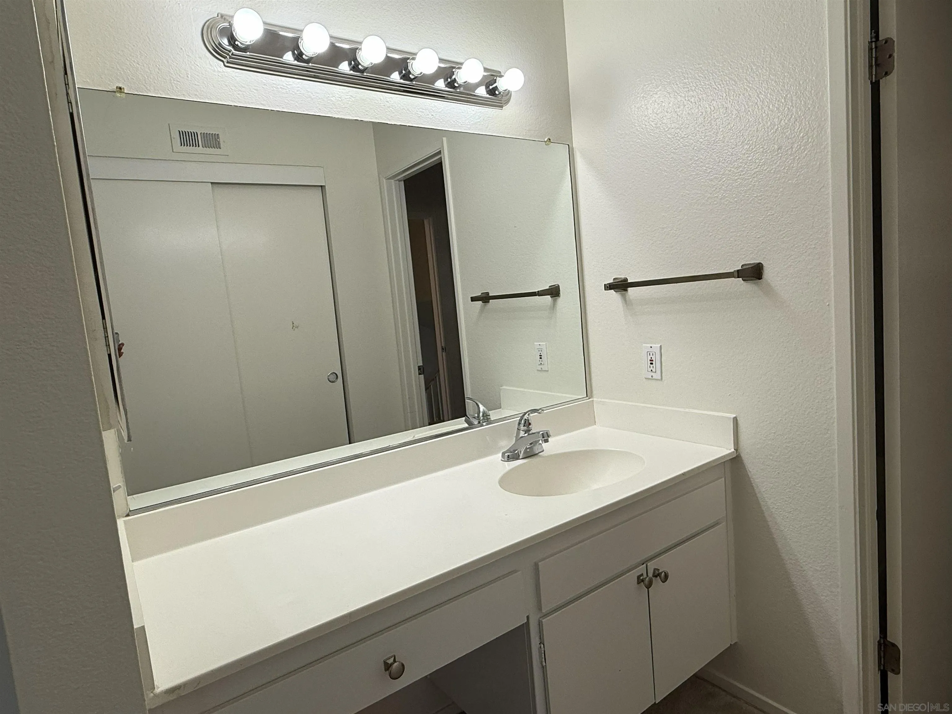 https://cdn.realtyfeed.com/cdn/127/260015893/223f802bdc1672bafaa3cb0d7a8fcc23.webp