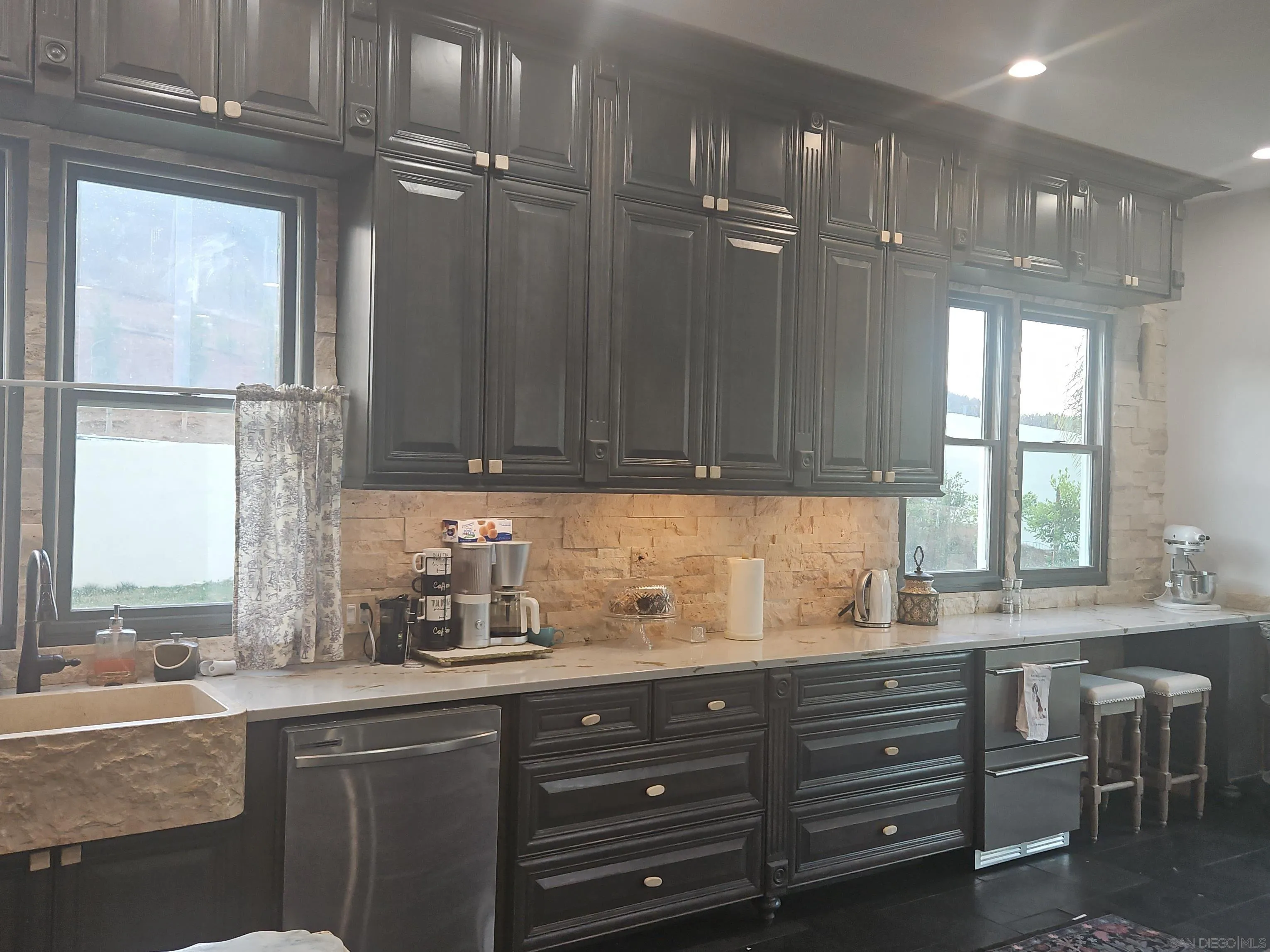 https://cdn.realtyfeed.com/cdn/127/260015905/42bebf216eb35fef28580b924ee71221.webp