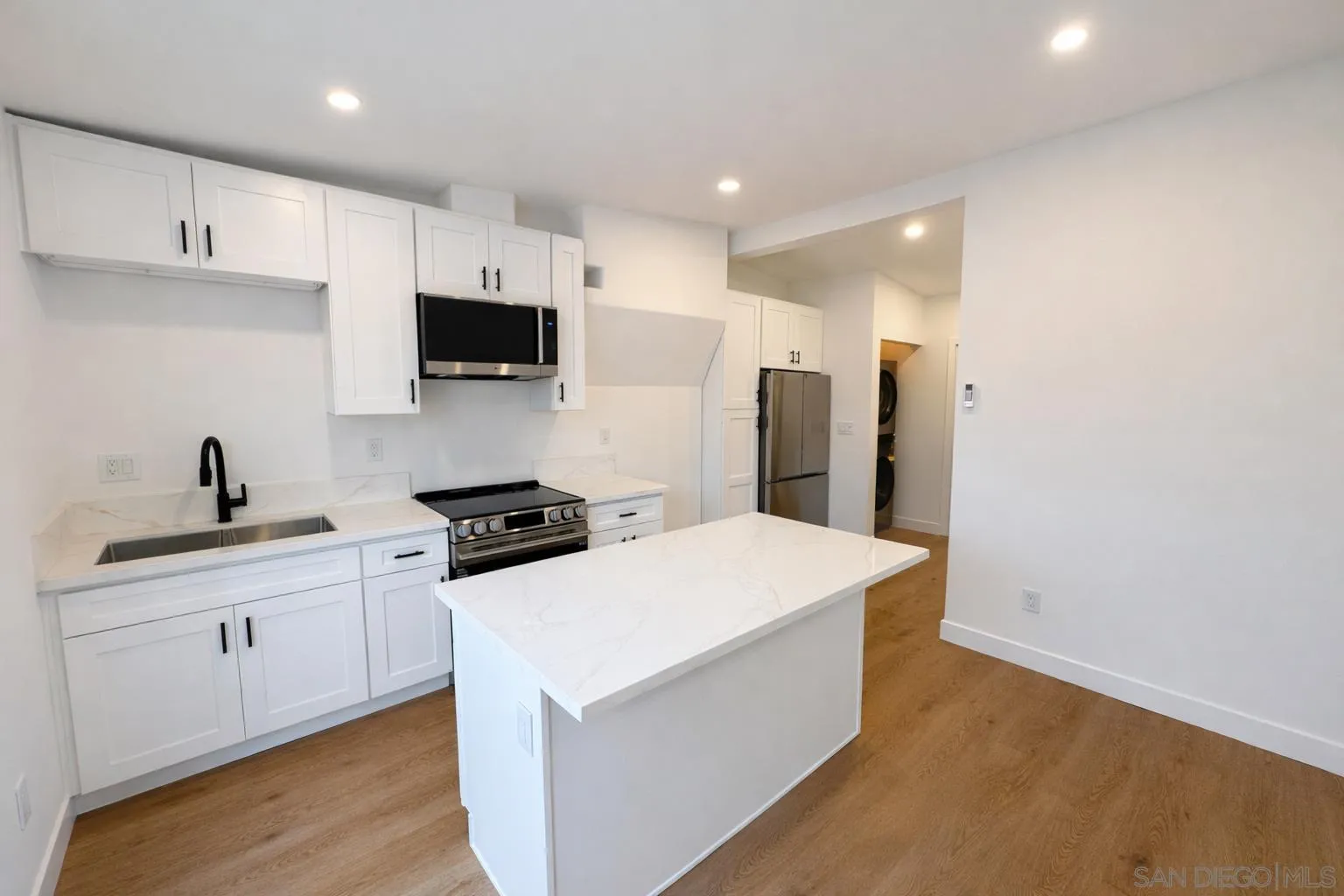 https://cdn.realtyfeed.com/cdn/127/260015909/caf6a465e75bc181c0afb4cc3ab432fe.webp