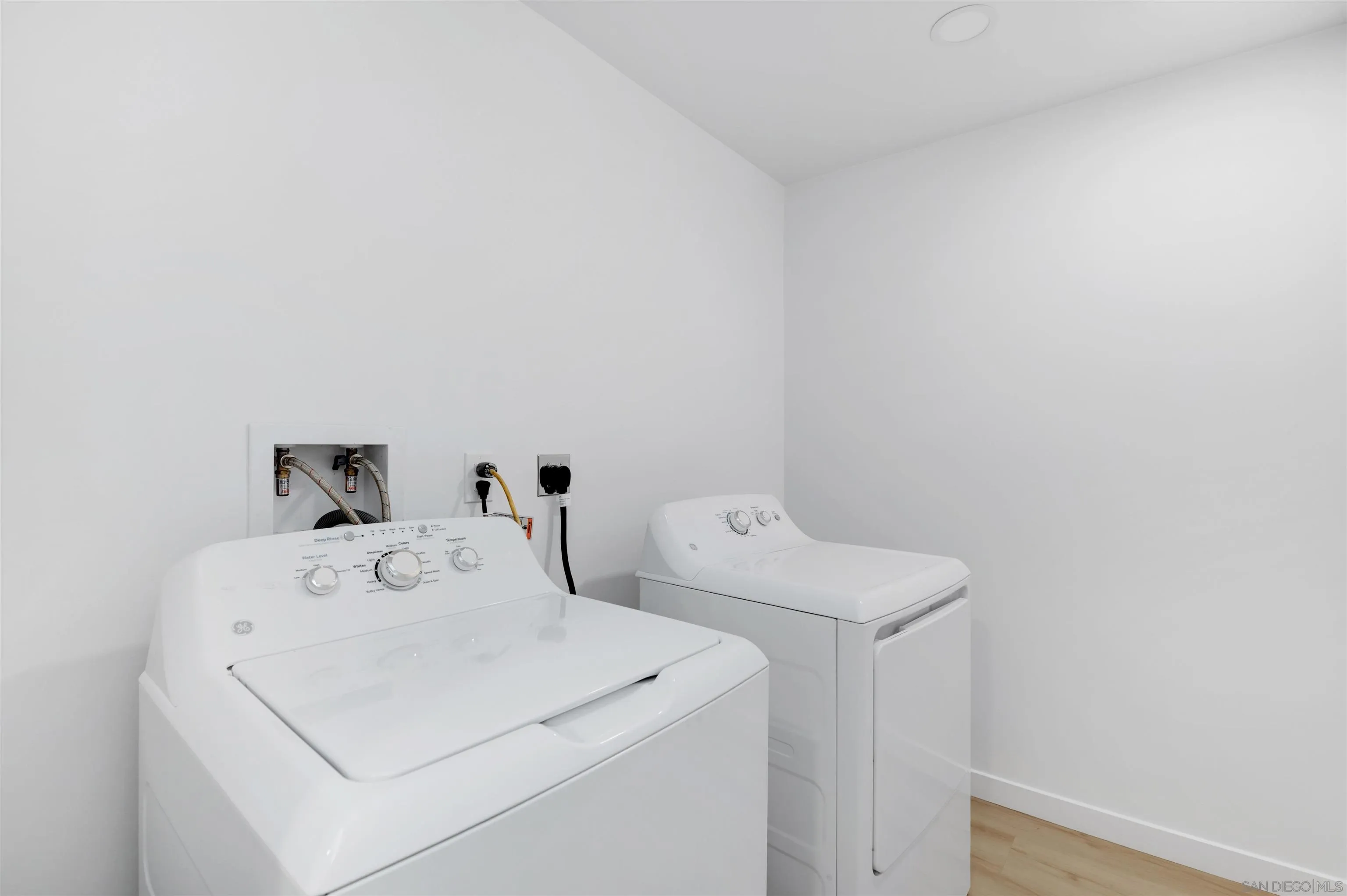 https://cdn.realtyfeed.com/cdn/127/260015911/1d528f740e5c4b688e38824ca08dfdf3.webp