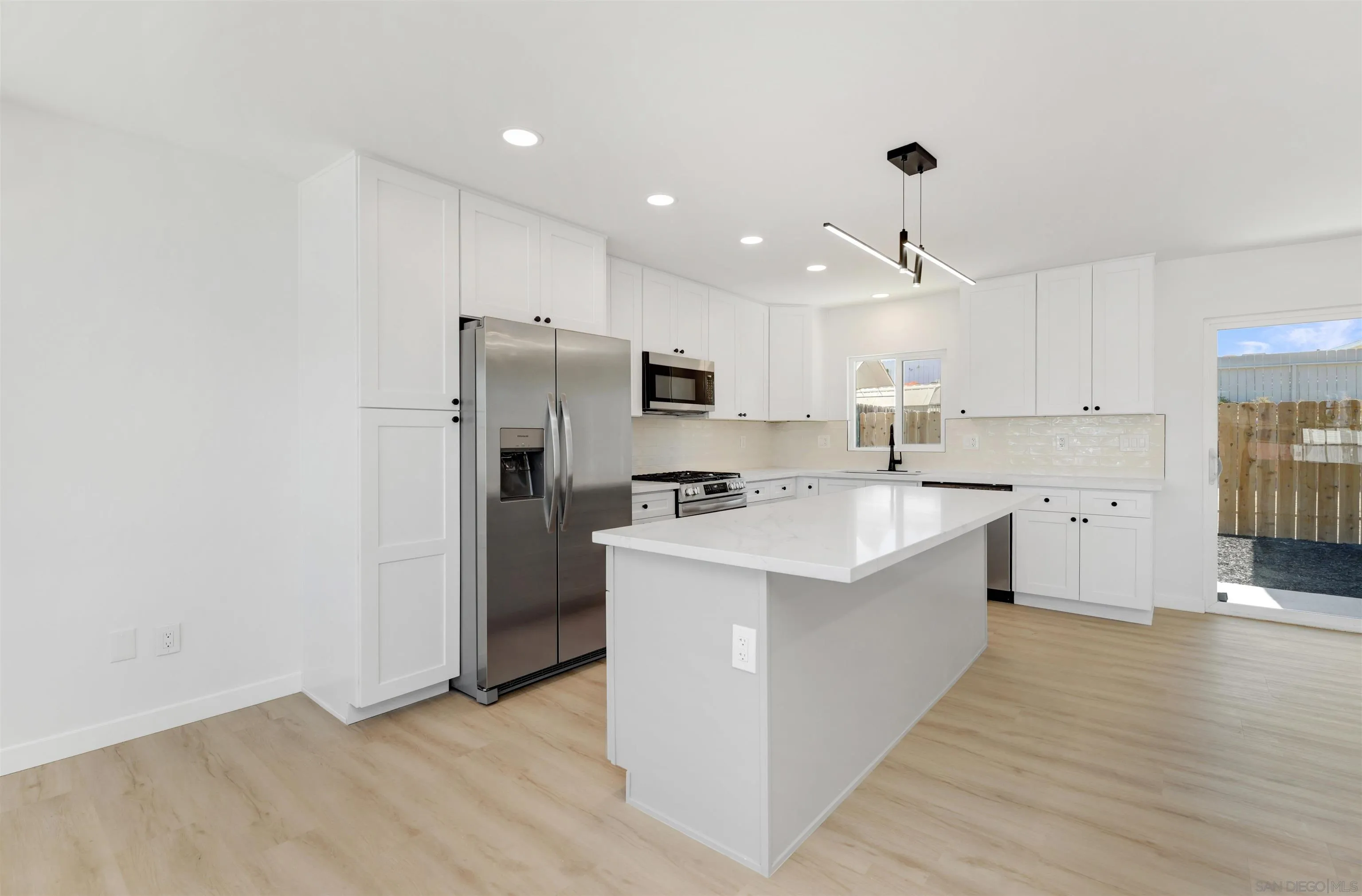 https://cdn.realtyfeed.com/cdn/127/260015911/70b0d1c13b51876ca6b06af0804389a7.webp
