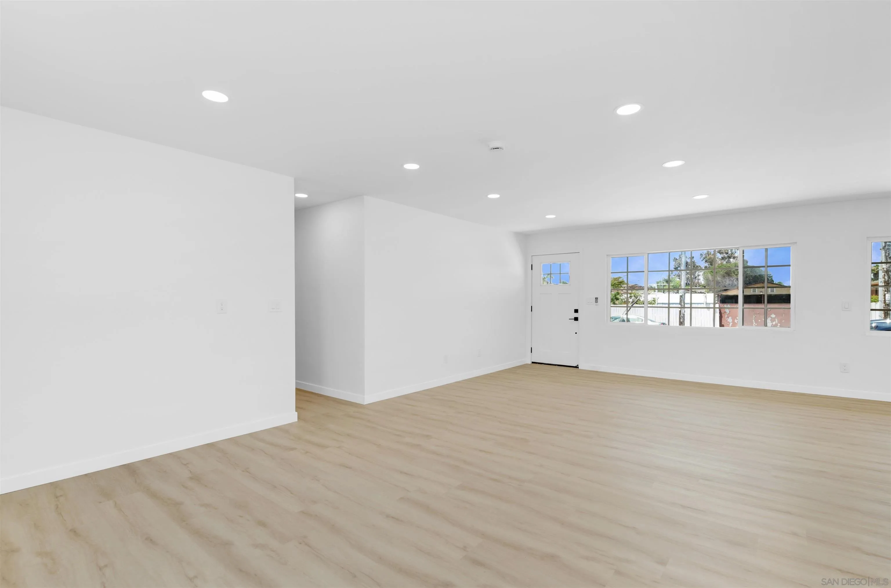 https://cdn.realtyfeed.com/cdn/127/260015911/756400d4e229347130954ca654206ef9.webp