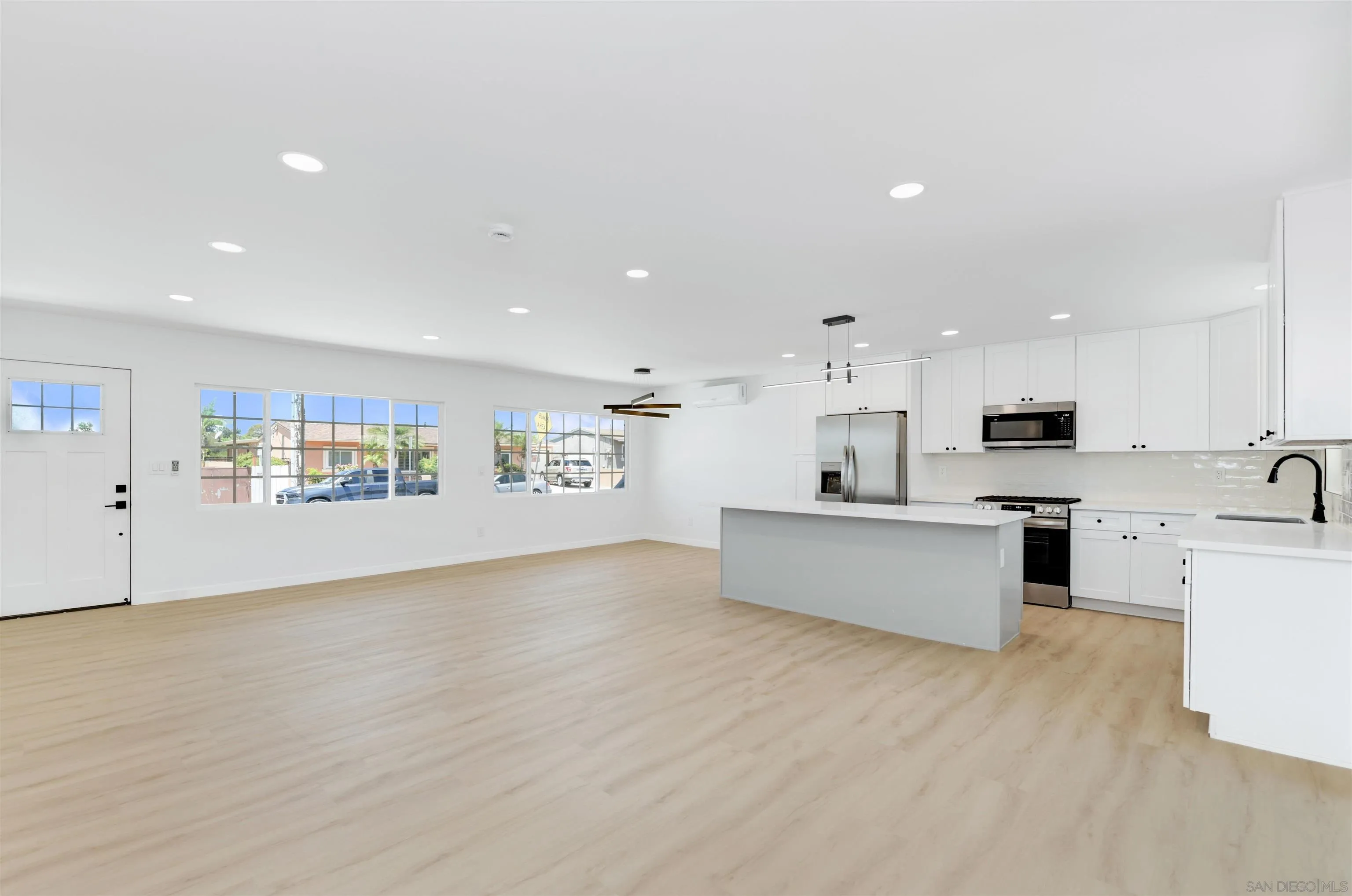 https://cdn.realtyfeed.com/cdn/127/260015911/e1c491e85a0d1db7ab73eae1bfce6649.webp