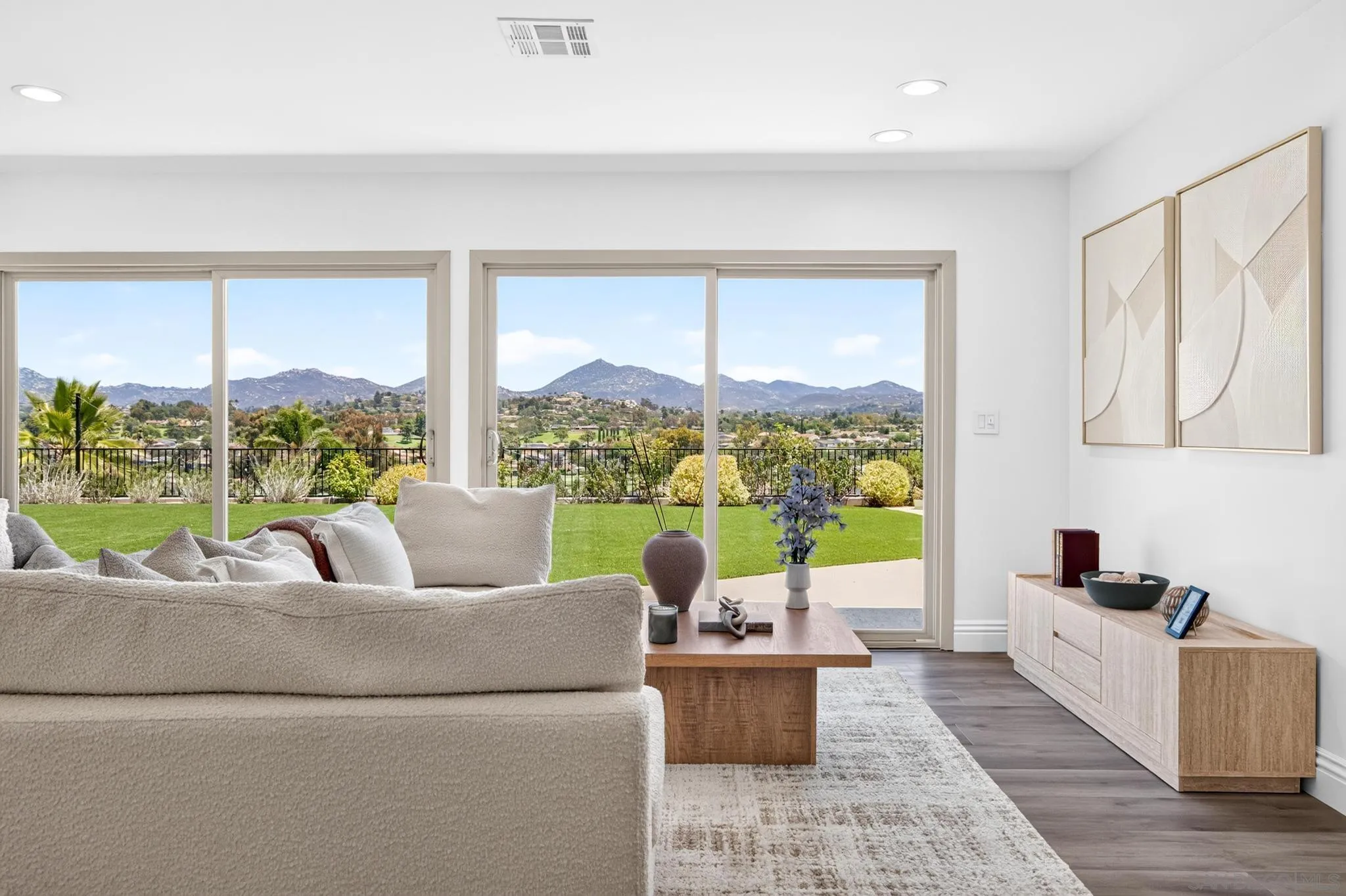 https://cdn.realtyfeed.com/cdn/127/260015914/0dc3e1557b01edd21cc4cd6c35f590b0.webp
