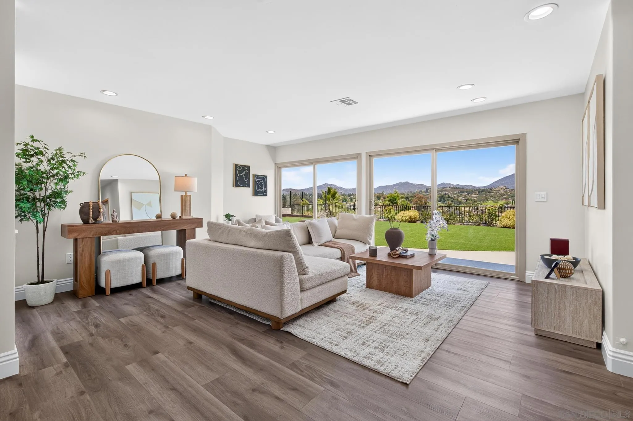 https://cdn.realtyfeed.com/cdn/127/260015914/2149151e399cc49ae5813b5eca9dc325.webp