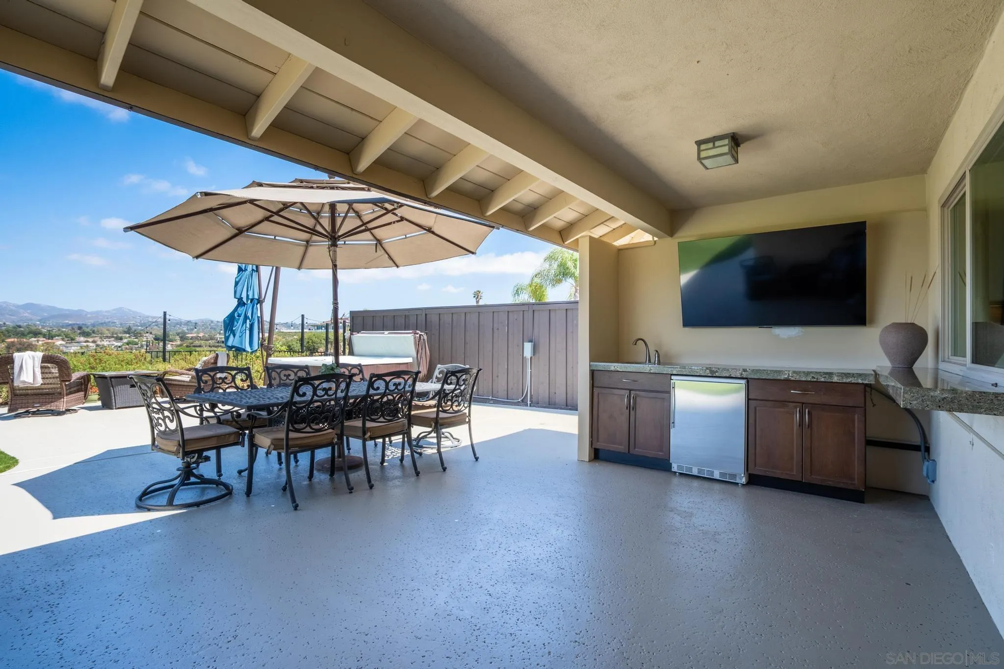 https://cdn.realtyfeed.com/cdn/127/260015914/ccc392af99d0133eeaccef4165d28386.webp