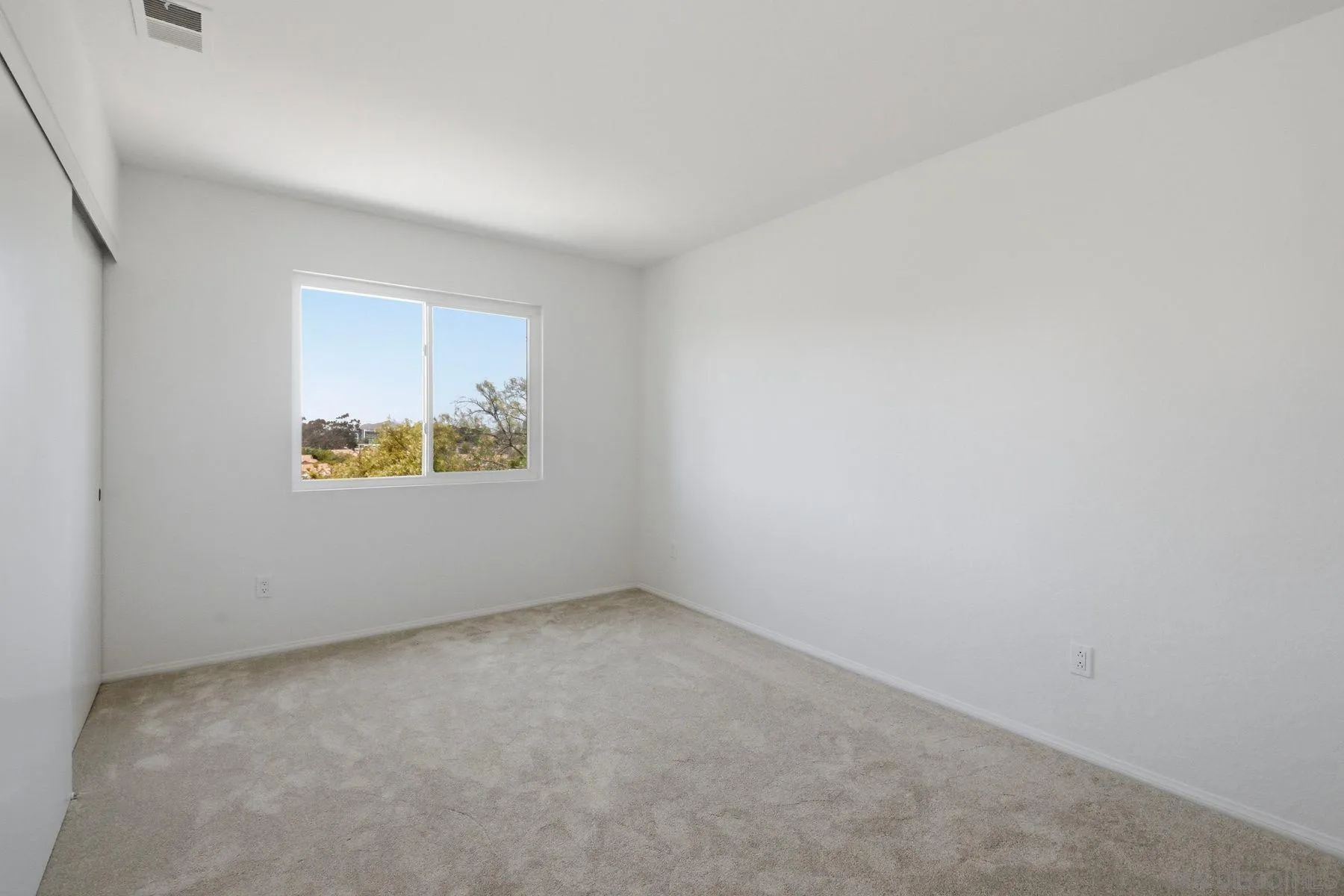 https://cdn.realtyfeed.com/cdn/127/260015922/0017ef8daf50d48ceaa4cd4ddb4ca867.webp