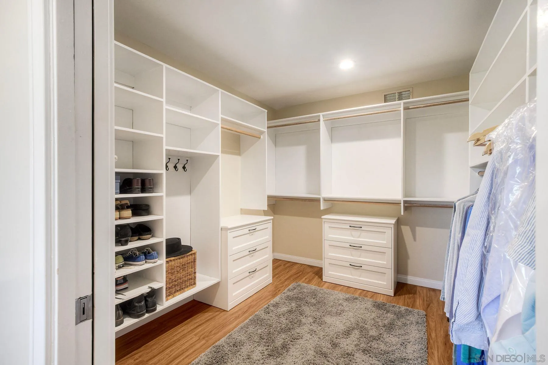 https://cdn.realtyfeed.com/cdn/127/260015925/77db6a196a11f7dd8a89fc5d513c5964.webp