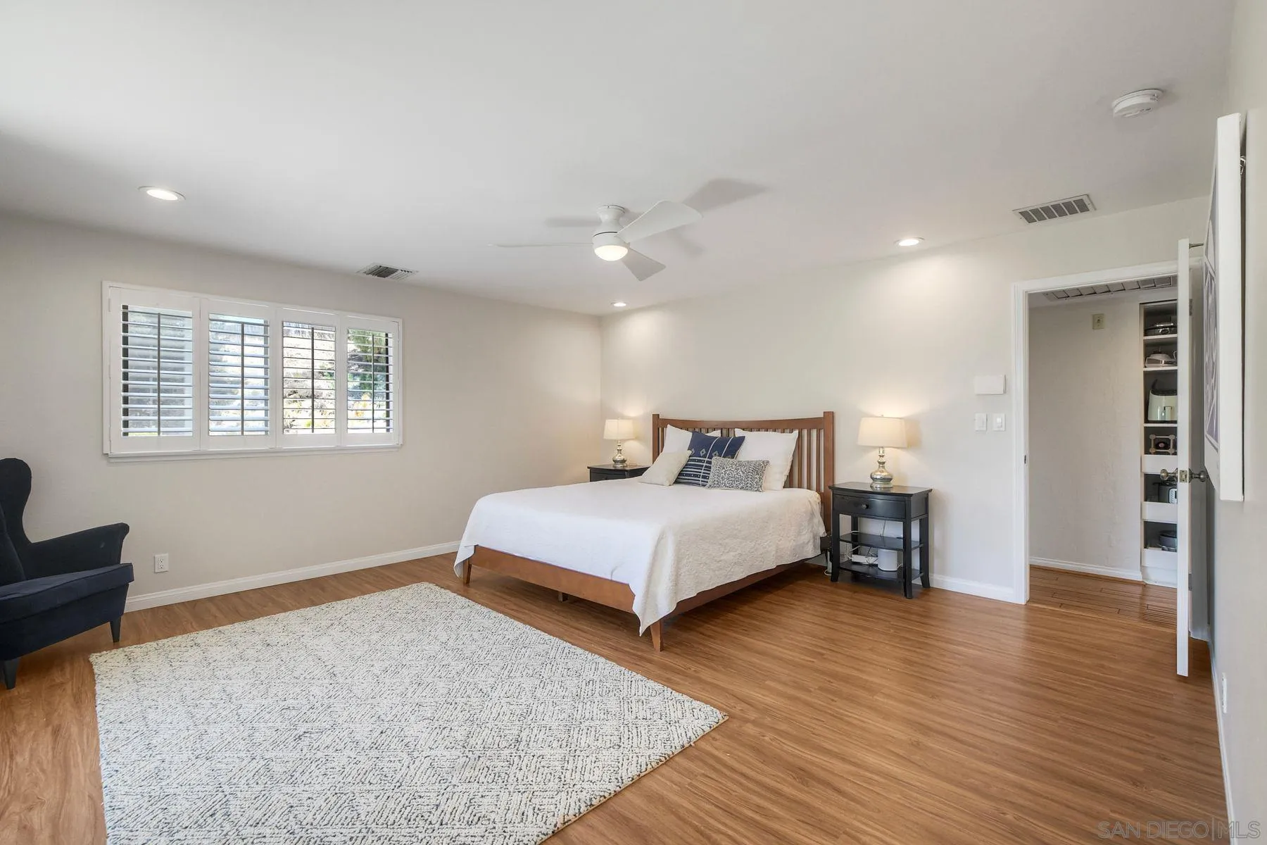 https://cdn.realtyfeed.com/cdn/127/260015925/c5c3579e18d7381e1d83d811b8d35e6c.webp