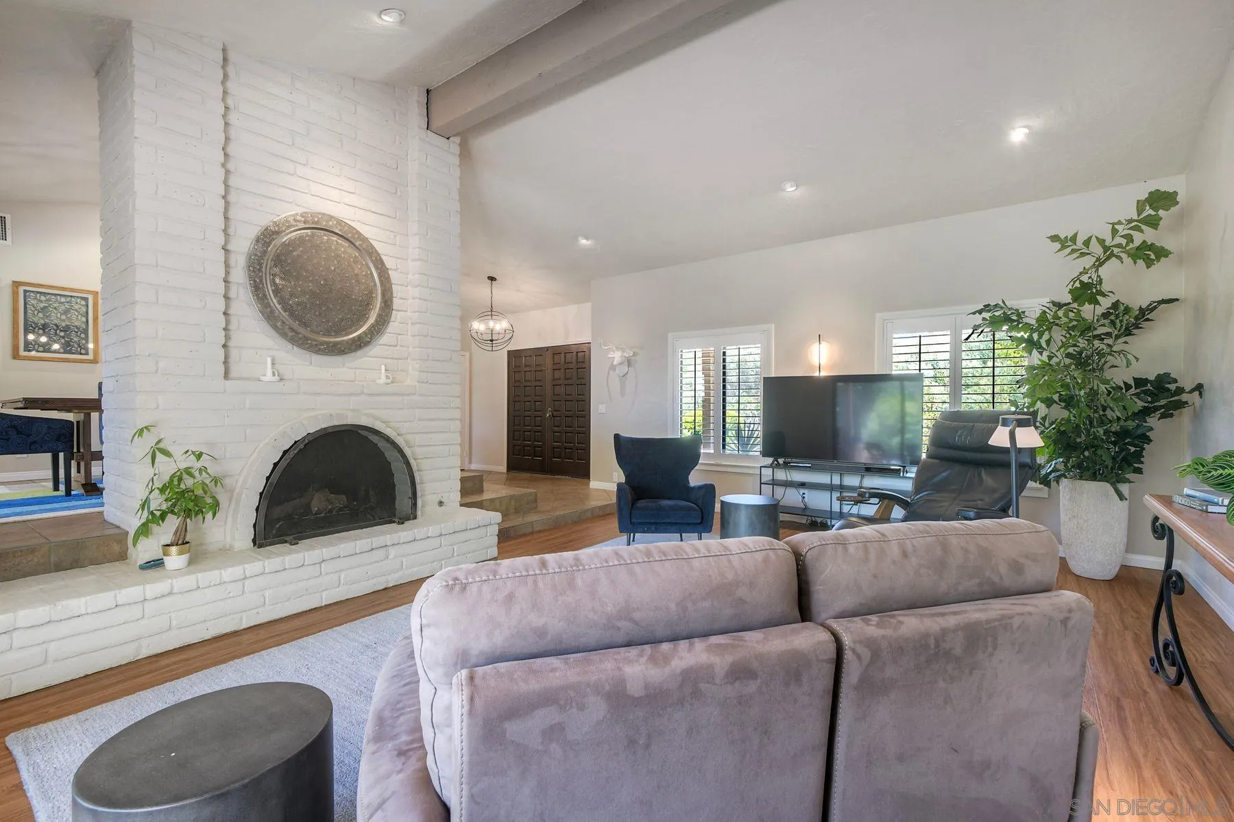 https://cdn.realtyfeed.com/cdn/127/260015925/f48683fceb11338e51e51ccdcc309ec9.webp