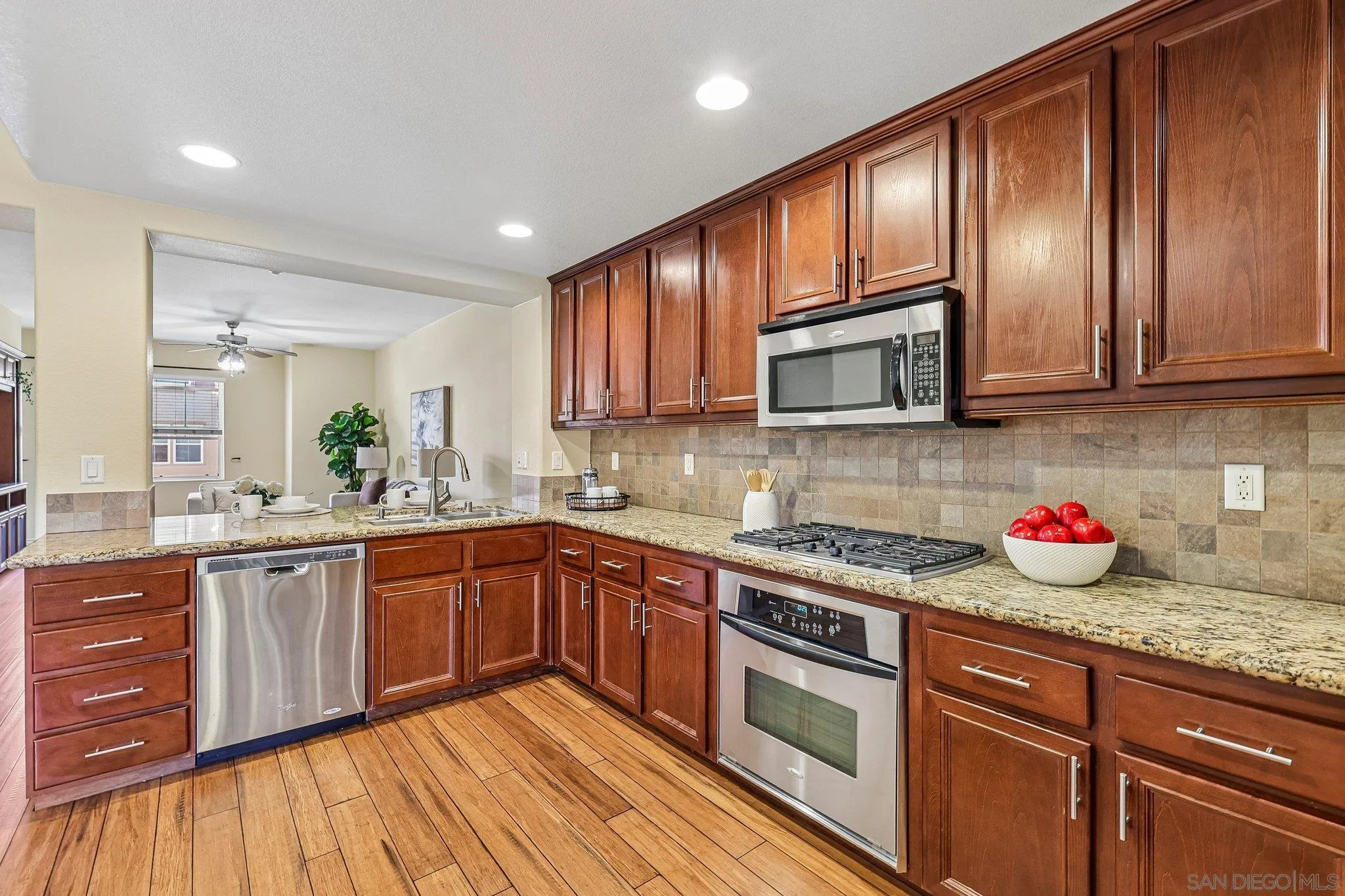 https://cdn.realtyfeed.com/cdn/127/260015929/40fd21274638e676fbe64bd089f5d661.webp