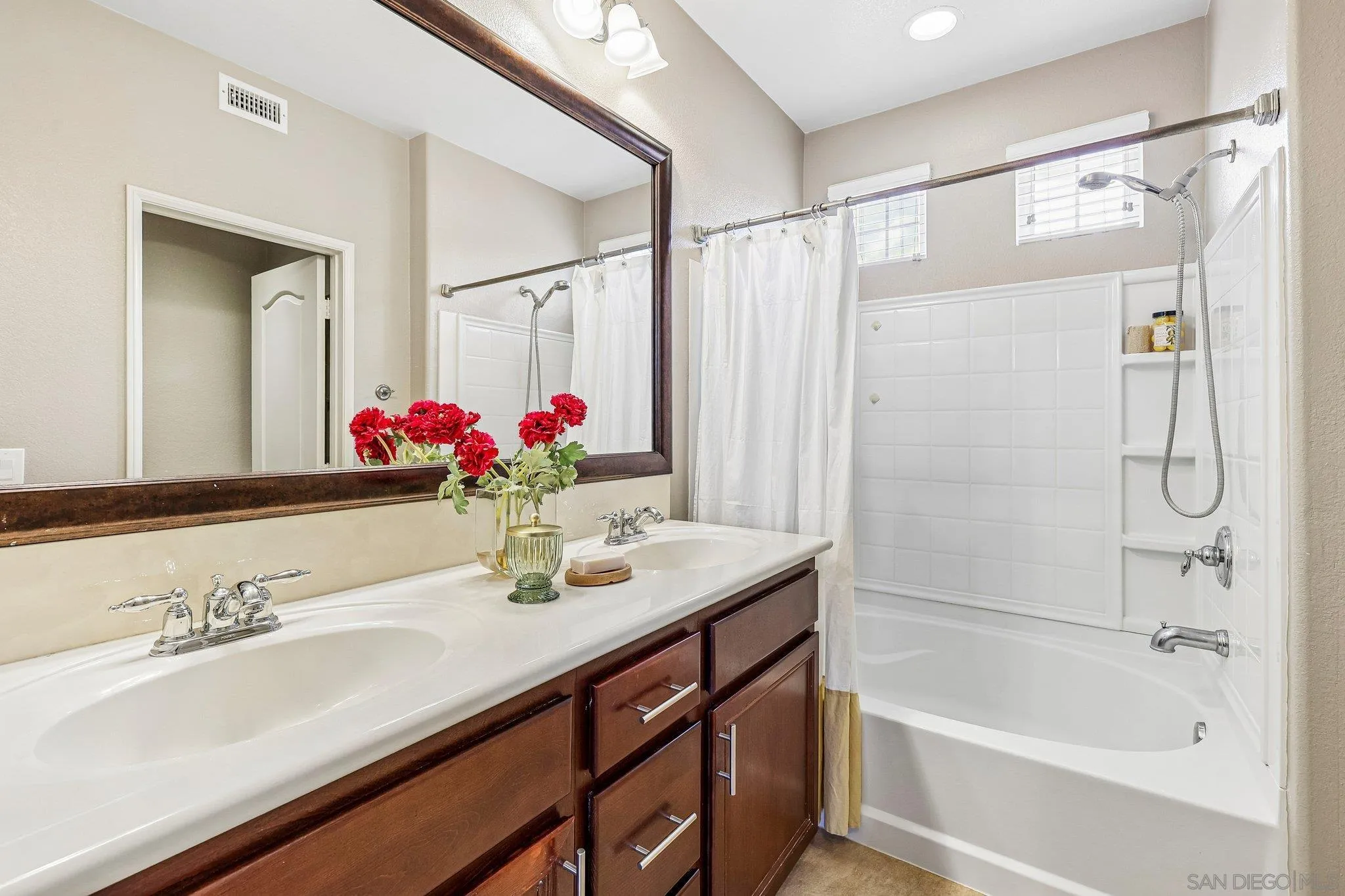 https://cdn.realtyfeed.com/cdn/127/260015929/c4f5454a0a74c5c3c57136f7af379da5.webp