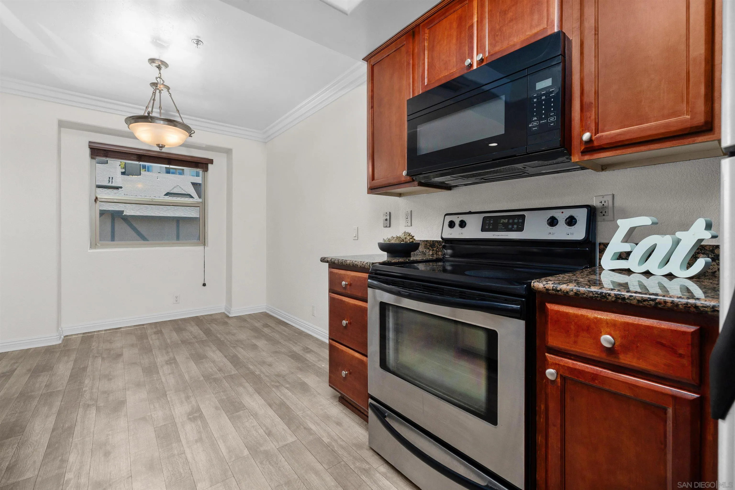 Photo #8: 260015930 Listing: Photo #8