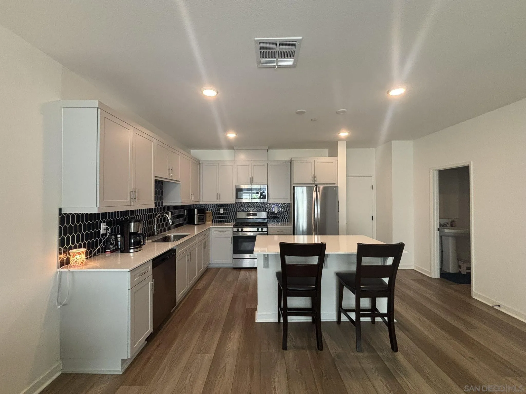 Photo #7: 260015932 Listing: Photo #7
