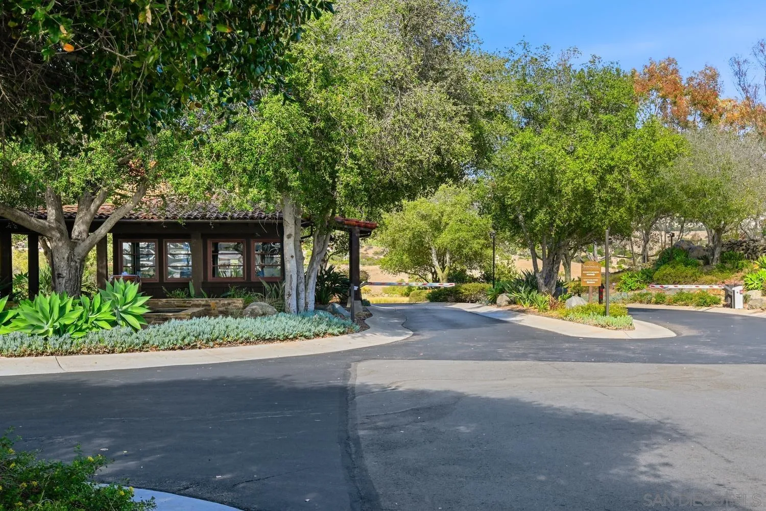 https://cdn.realtyfeed.com/cdn/127/260015947/410b01951ed6fc398326c7d92c91b4f1.webp