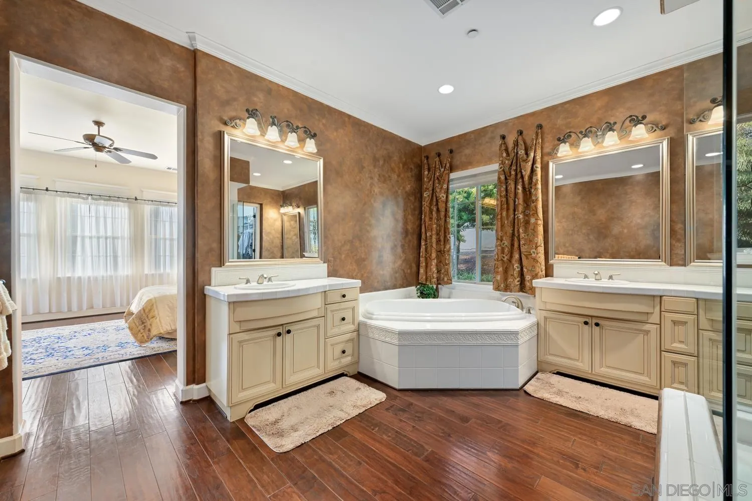 https://cdn.realtyfeed.com/cdn/127/260015947/c293de91a0e12717e0ea0dd56d21d24c.webp