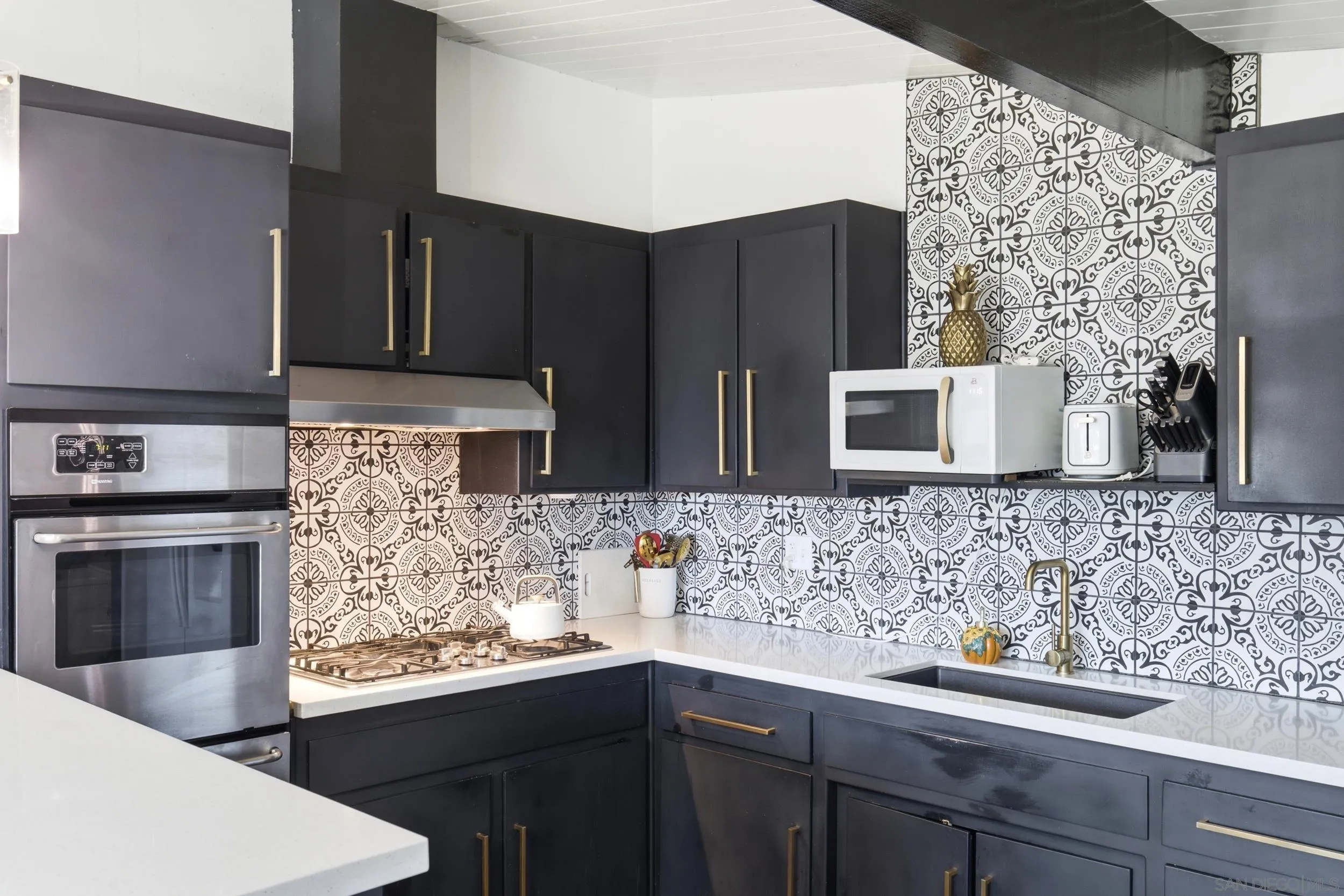 https://cdn.realtyfeed.com/cdn/127/260015963/09f124d7ae8b719039d83a605f64a8d2.webp