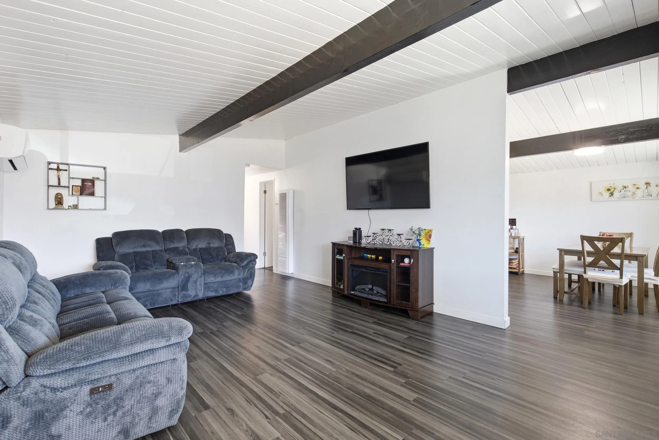 https://cdn.realtyfeed.com/cdn/127/260015963/deef95614c0ef6066c50fe92a6a334c2.webp