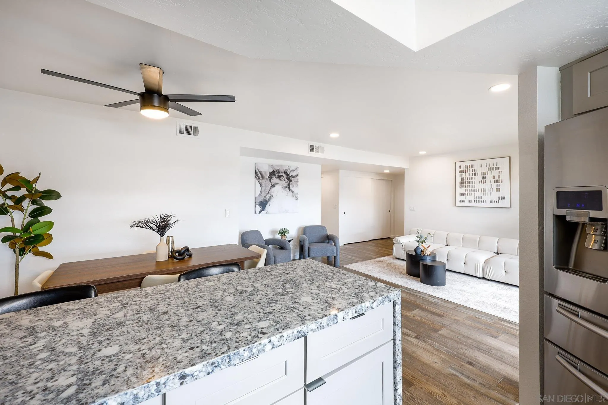 Photo #12: 260015975 Listing: Photo #12