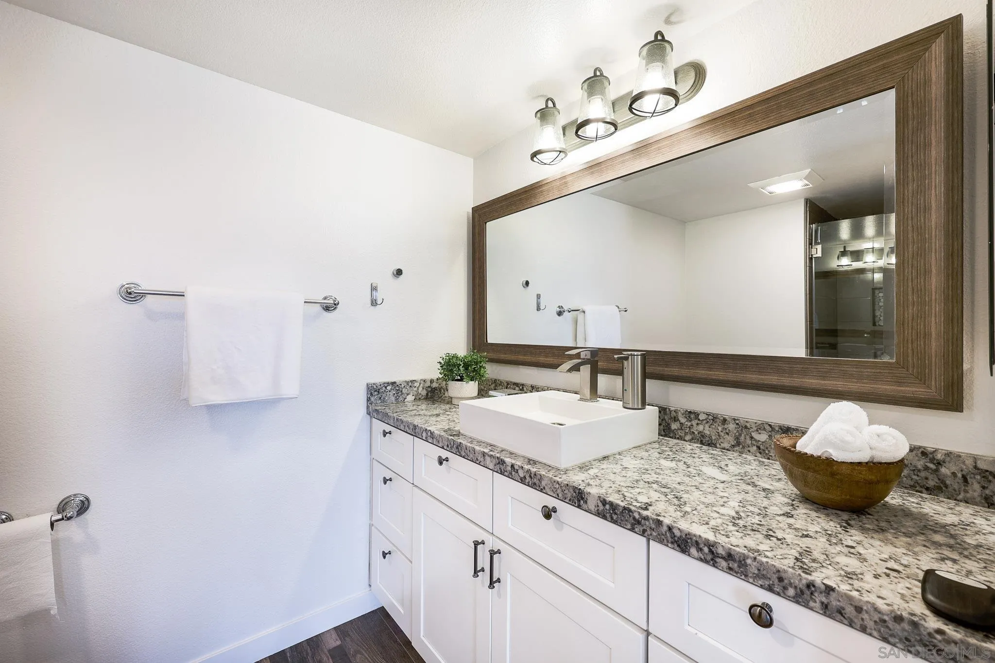 Photo #17: 260015975 Listing: Photo #17