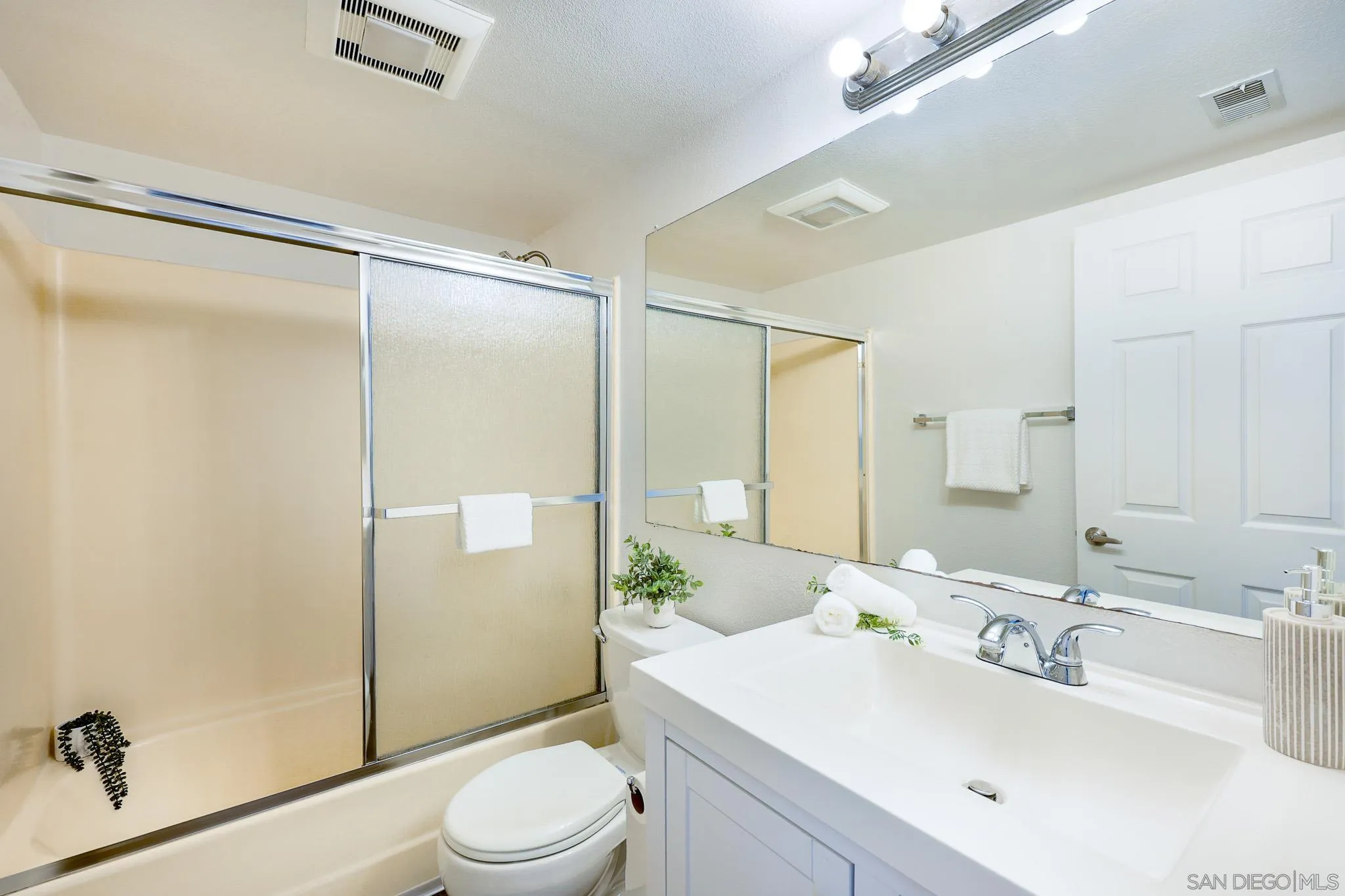 Photo #23: 260015975 Listing: Photo #23