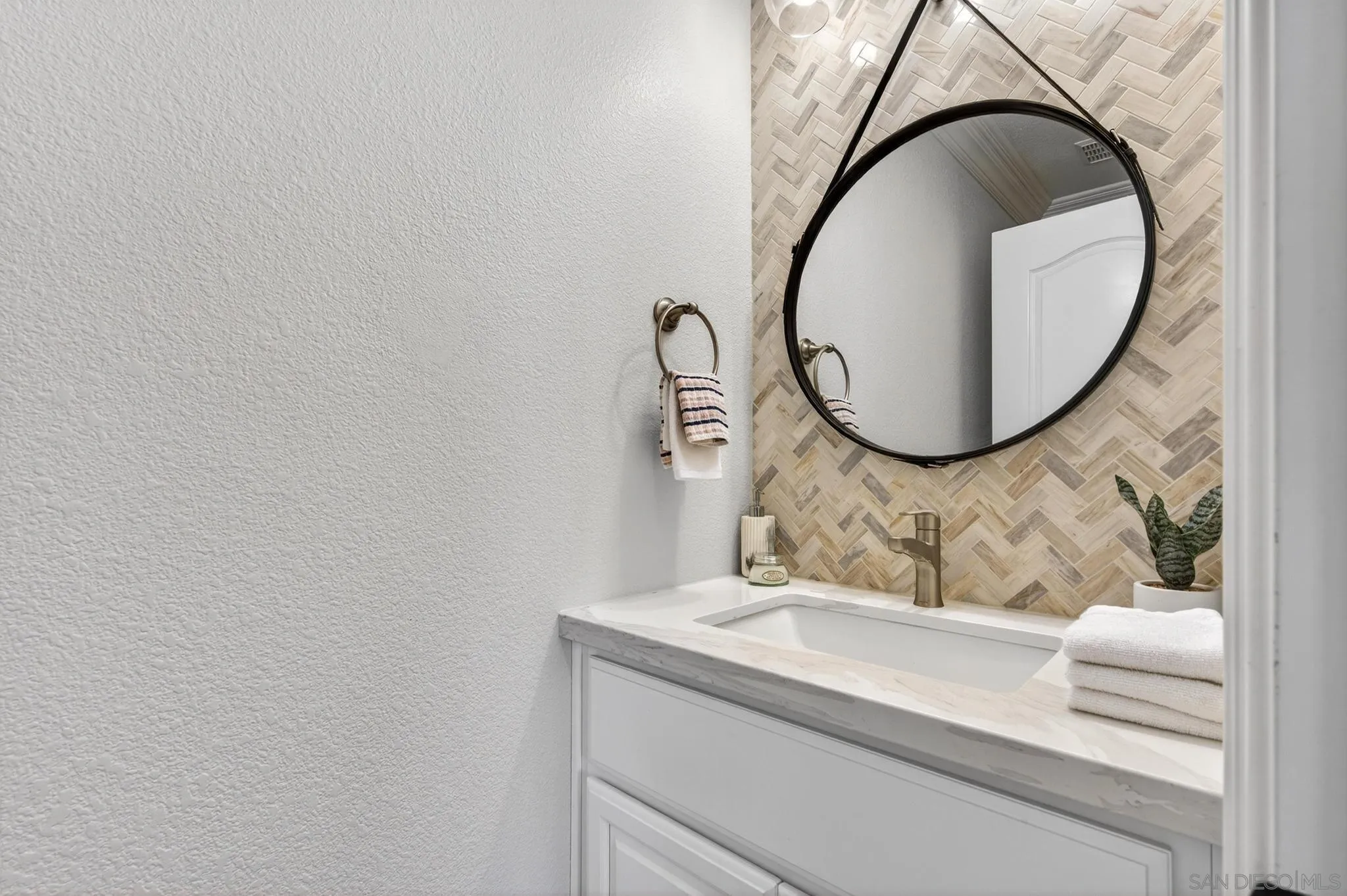 https://cdn.realtyfeed.com/cdn/127/260015978/eb5dc3eb46732fd90a8fff557203aba6.webp
