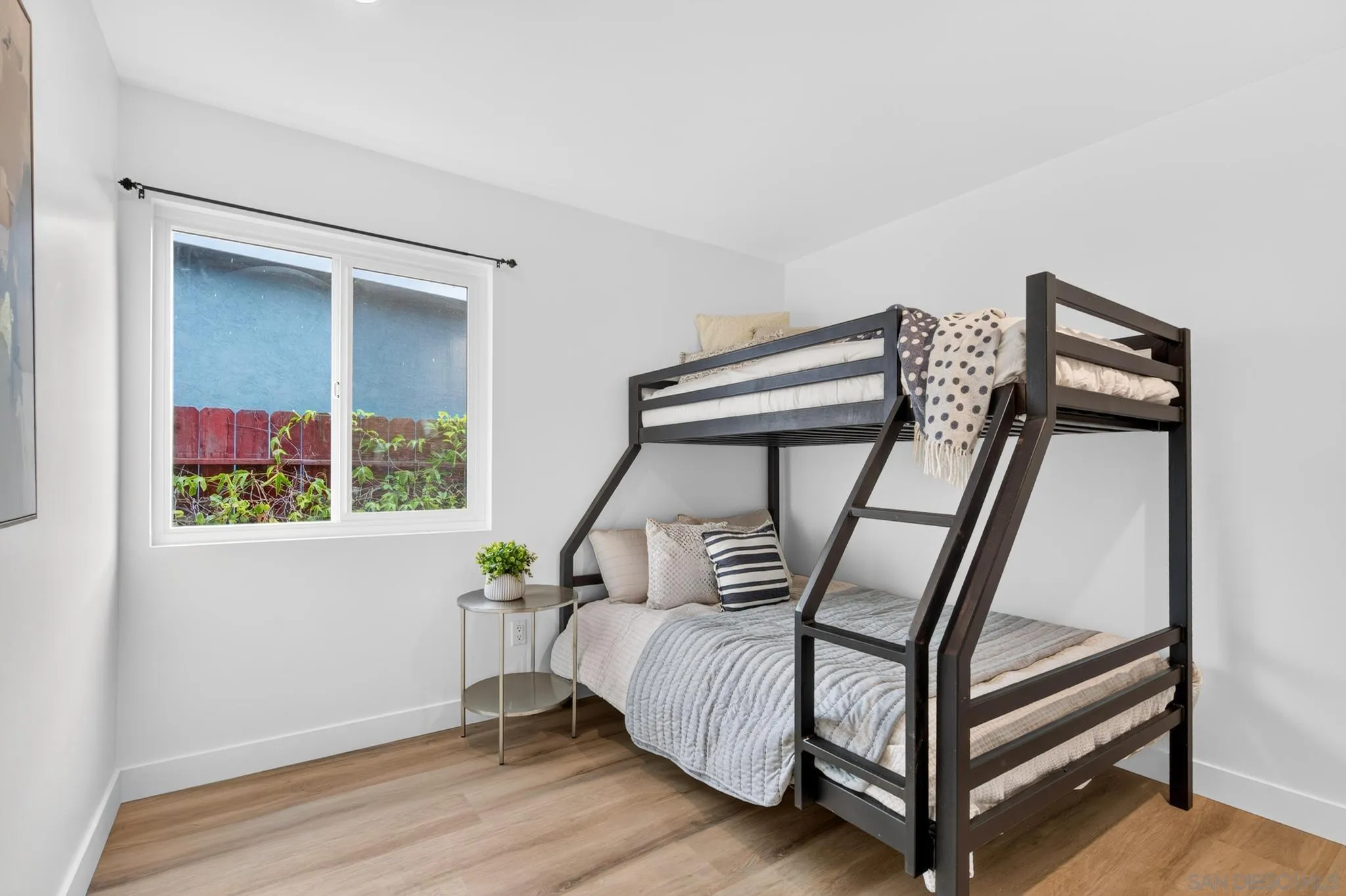 https://cdn.realtyfeed.com/cdn/127/260015981/77b71f5b043f45aeb9ee83d17c2ff66d.webp