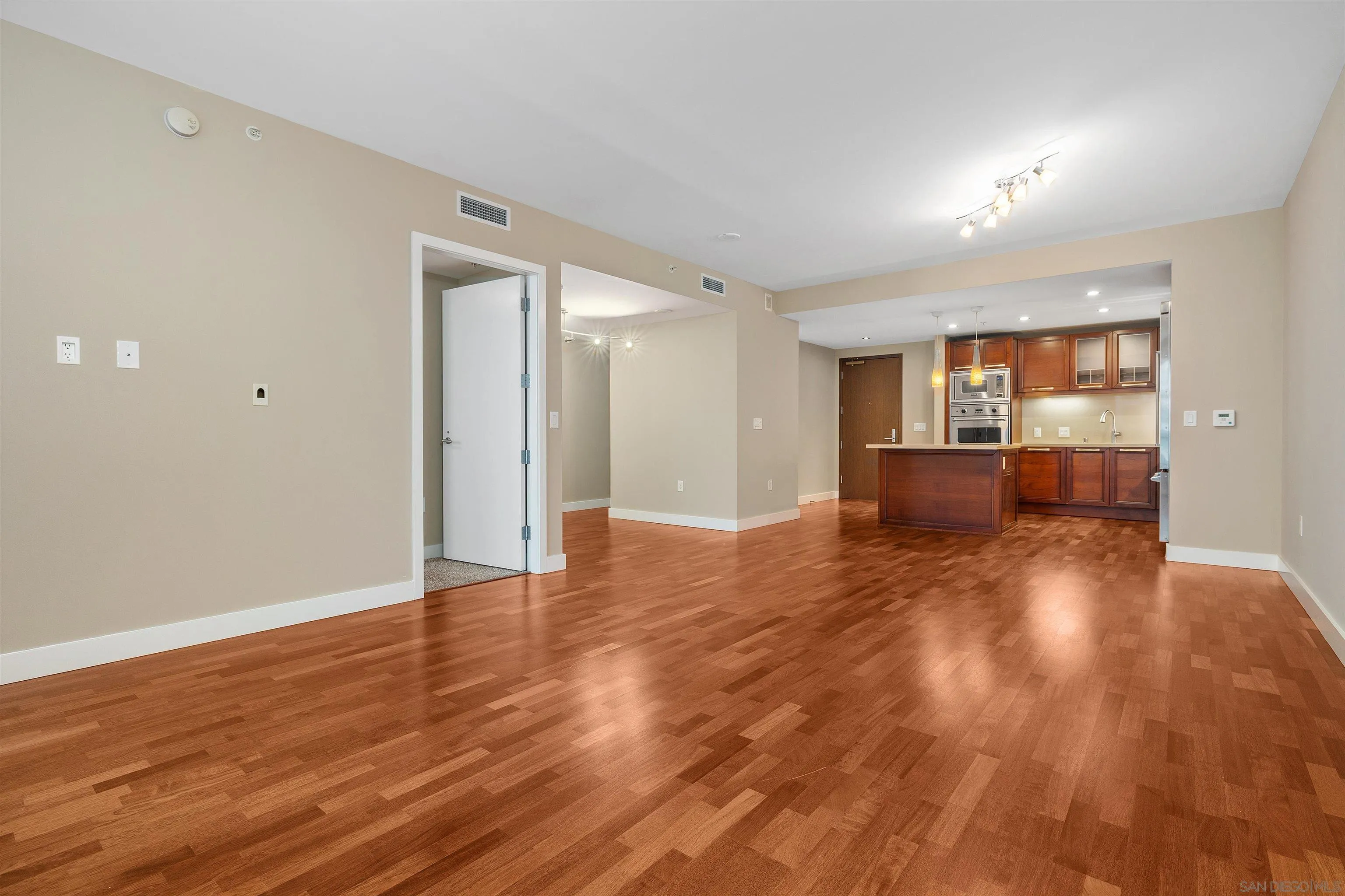 Photo #15: 260015987 Listing: Photo #15