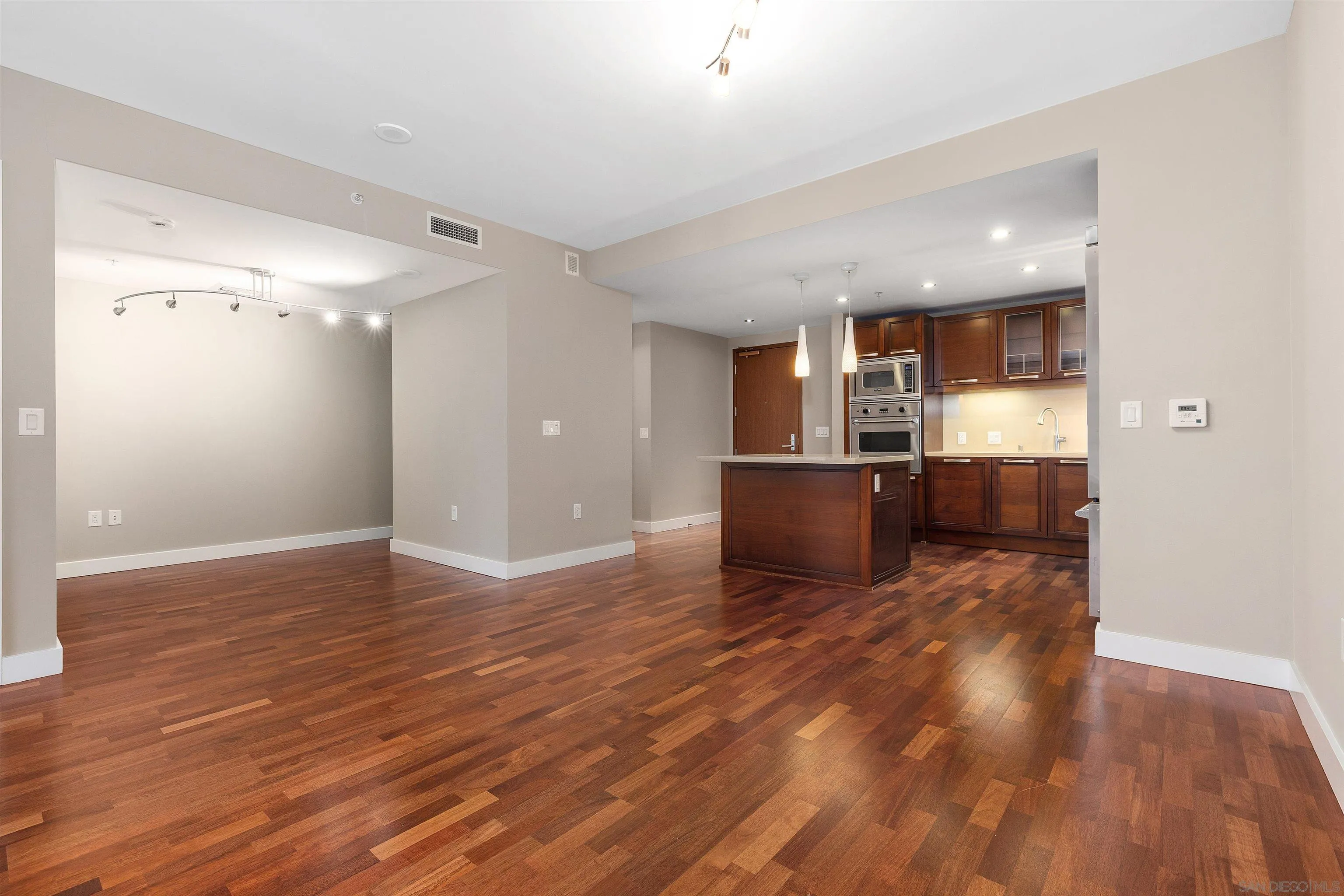 Photo #14: 260015987 Listing: Photo #14