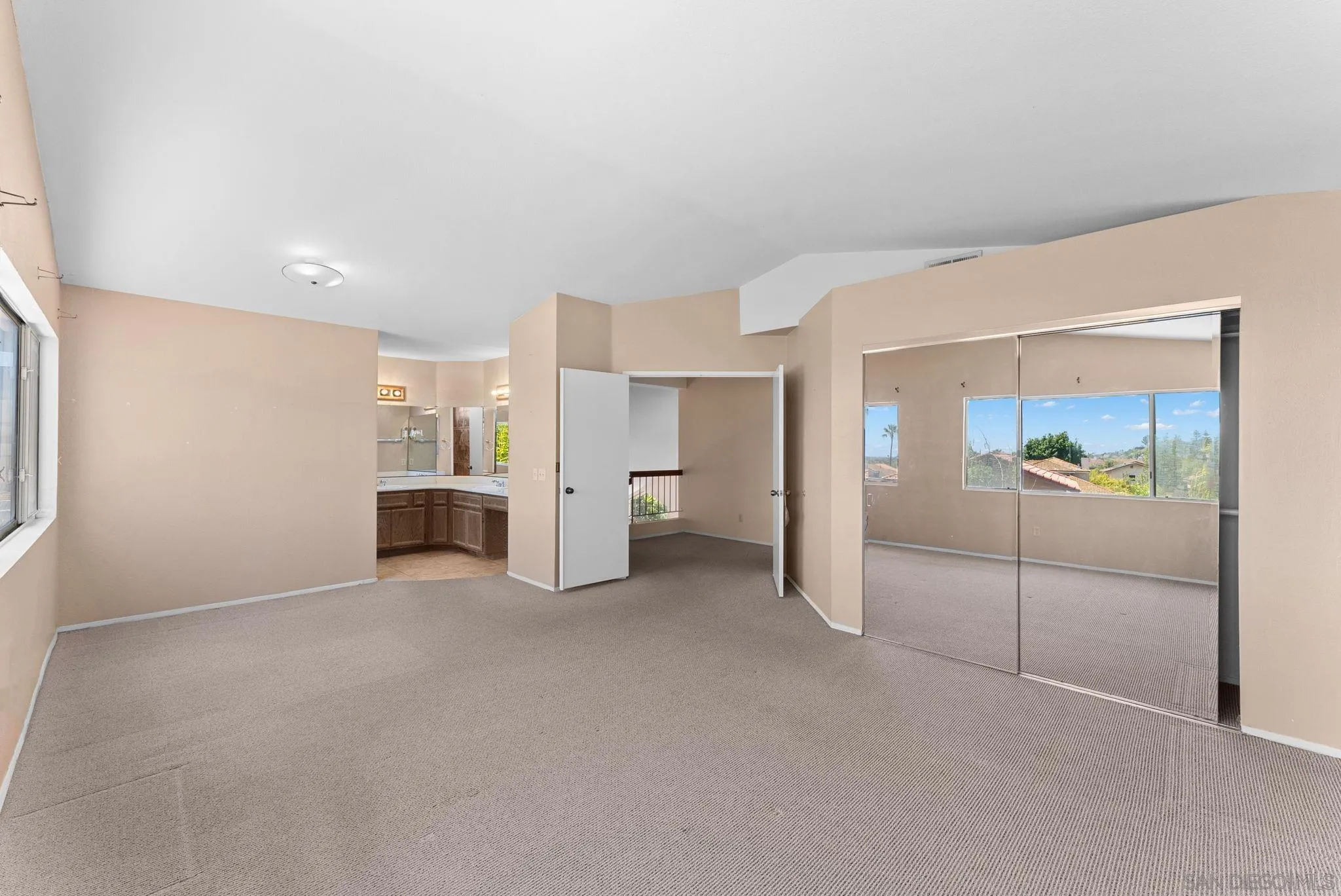 https://cdn.realtyfeed.com/cdn/127/260015996/09f7d305d0b980d8d2653ea7bff7b35b.webp