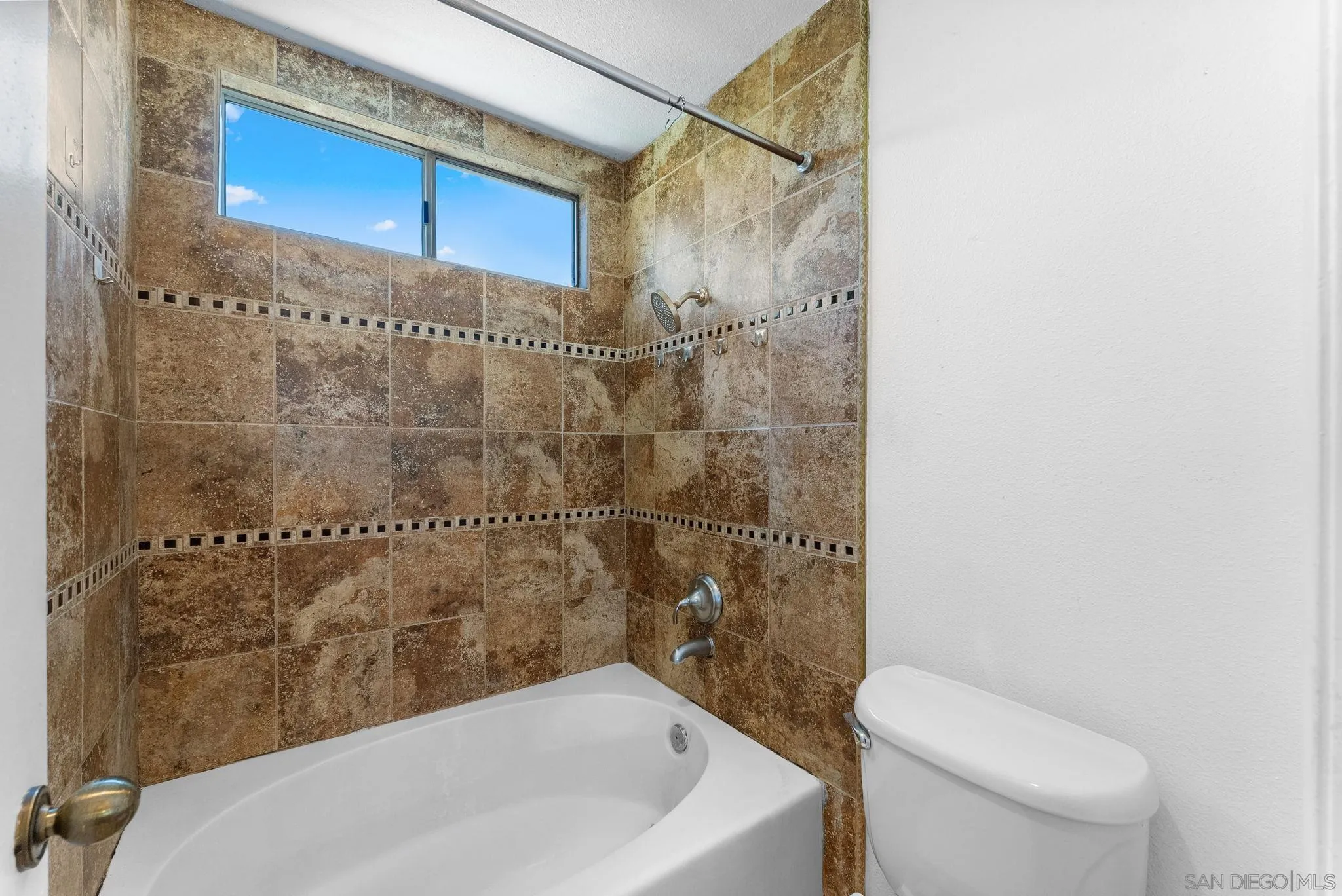 https://cdn.realtyfeed.com/cdn/127/260015996/2dd9bd976fe78db5100211b2da6e68fc.webp